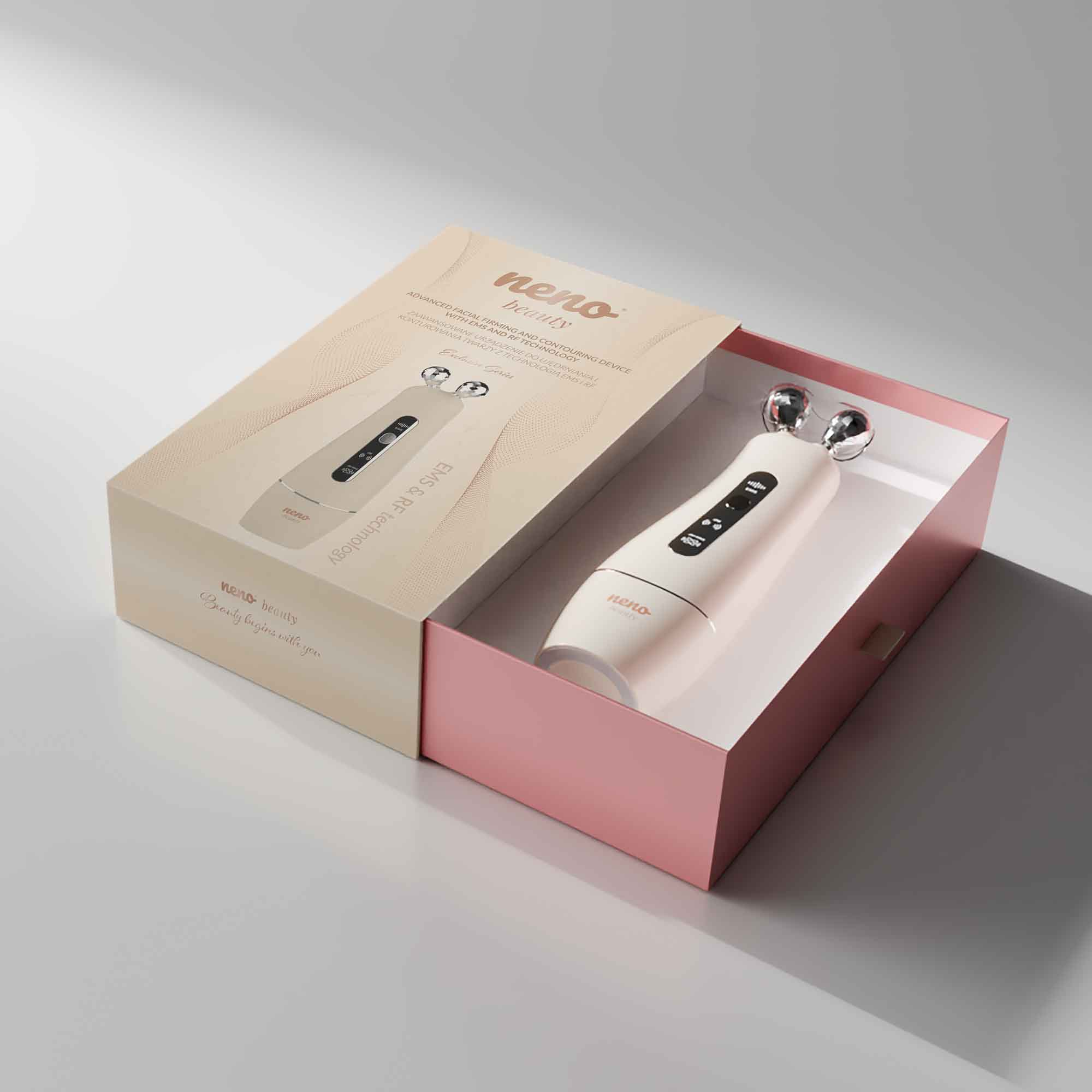 Białe urządzenie do twarzy z technologią EMS i RF w otwartym pudełku.