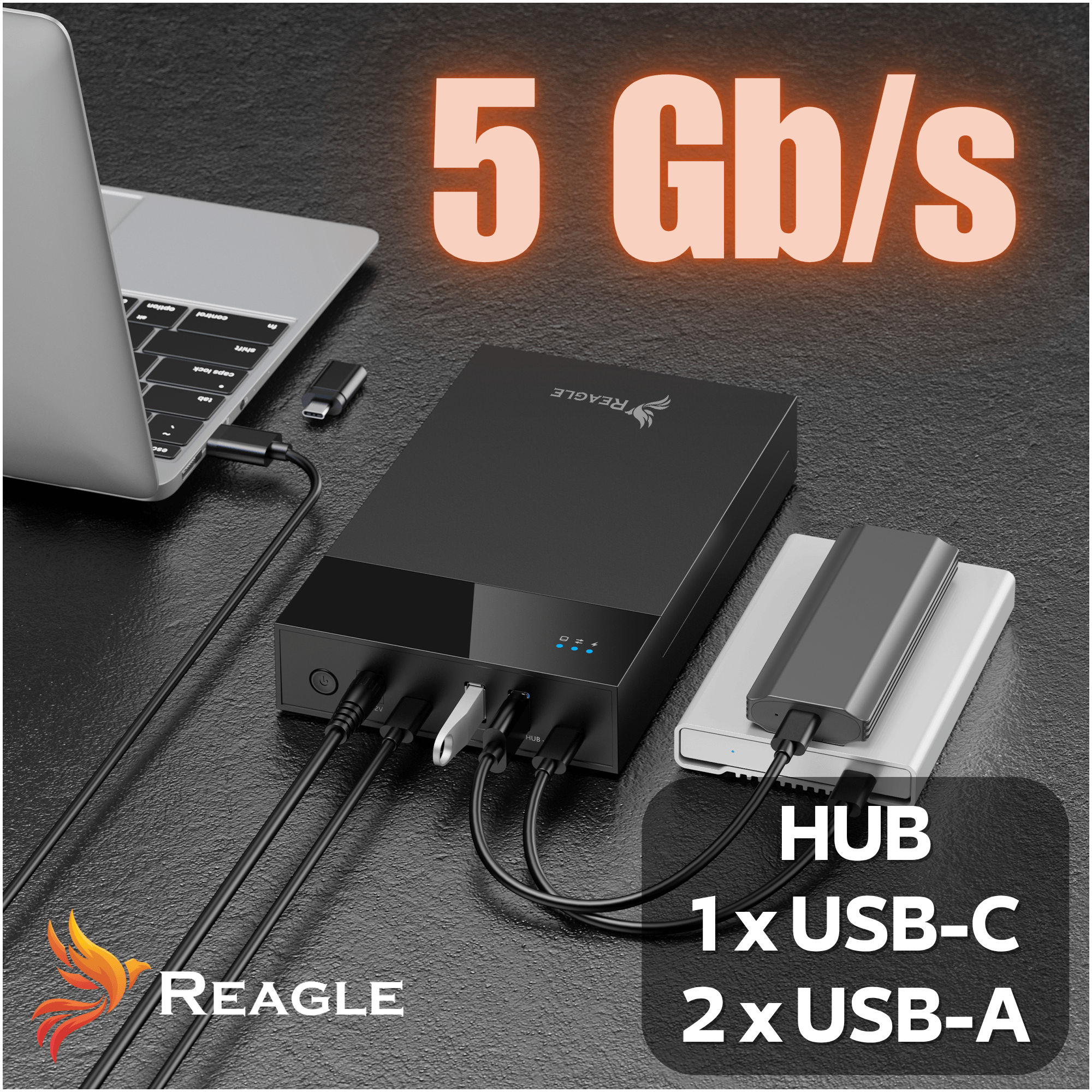 Czarny hub podłączony do laptopa, dysku twardego i kabli.