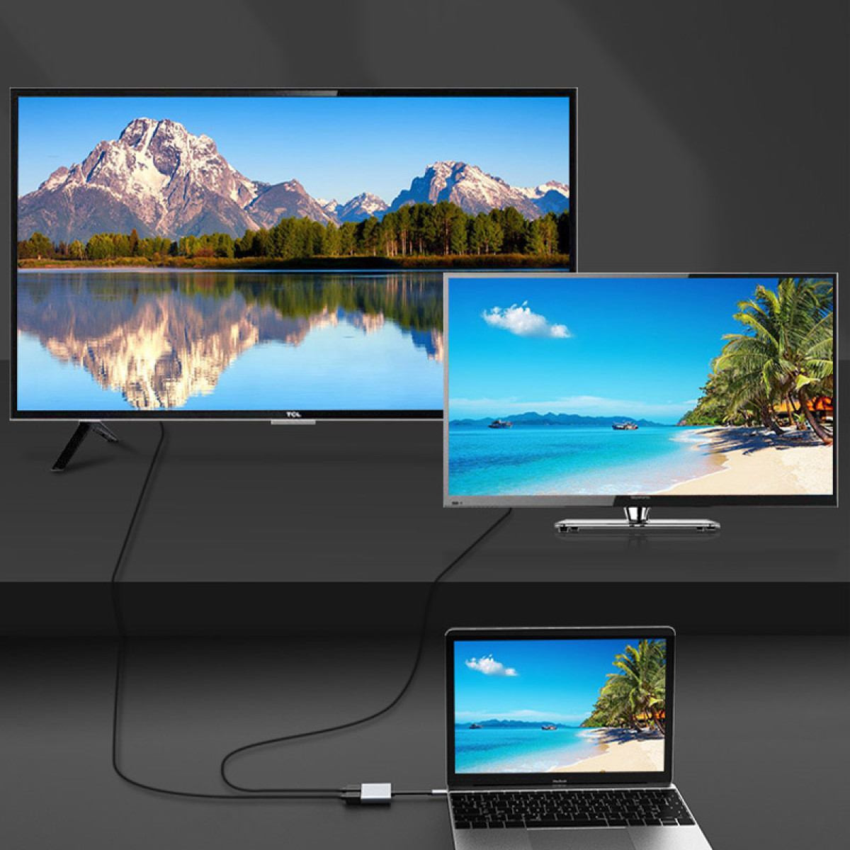 Trzy ekrany wyświetlają sceny plażowe i górskie. Laptop łączy się z dwoma telewizorami.