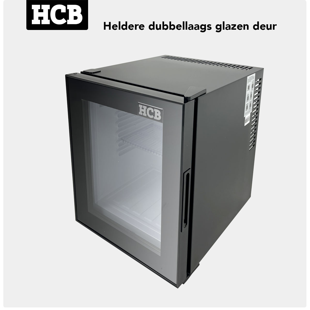 Een zwarte minikoelkast met glazen deur en HCB-logo.