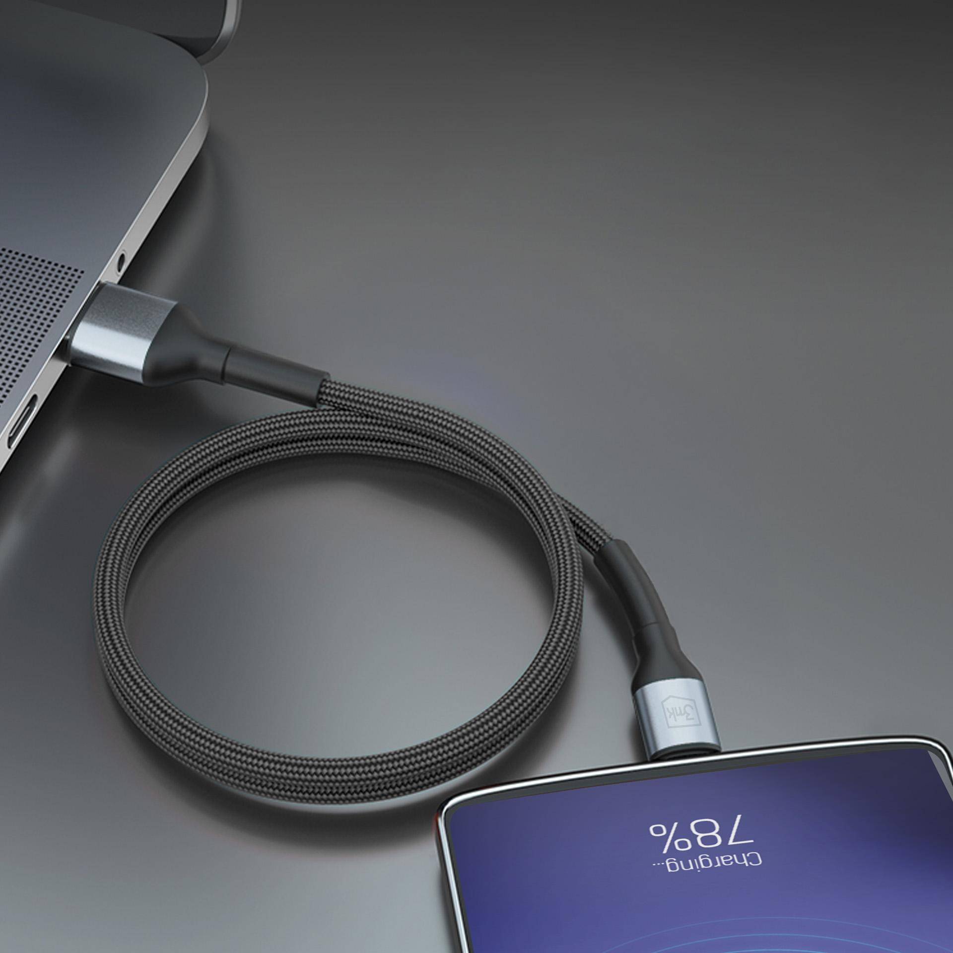 Szary kabel ładujący łączy laptopa ze smartfonem pokazującym 78% naładowania.