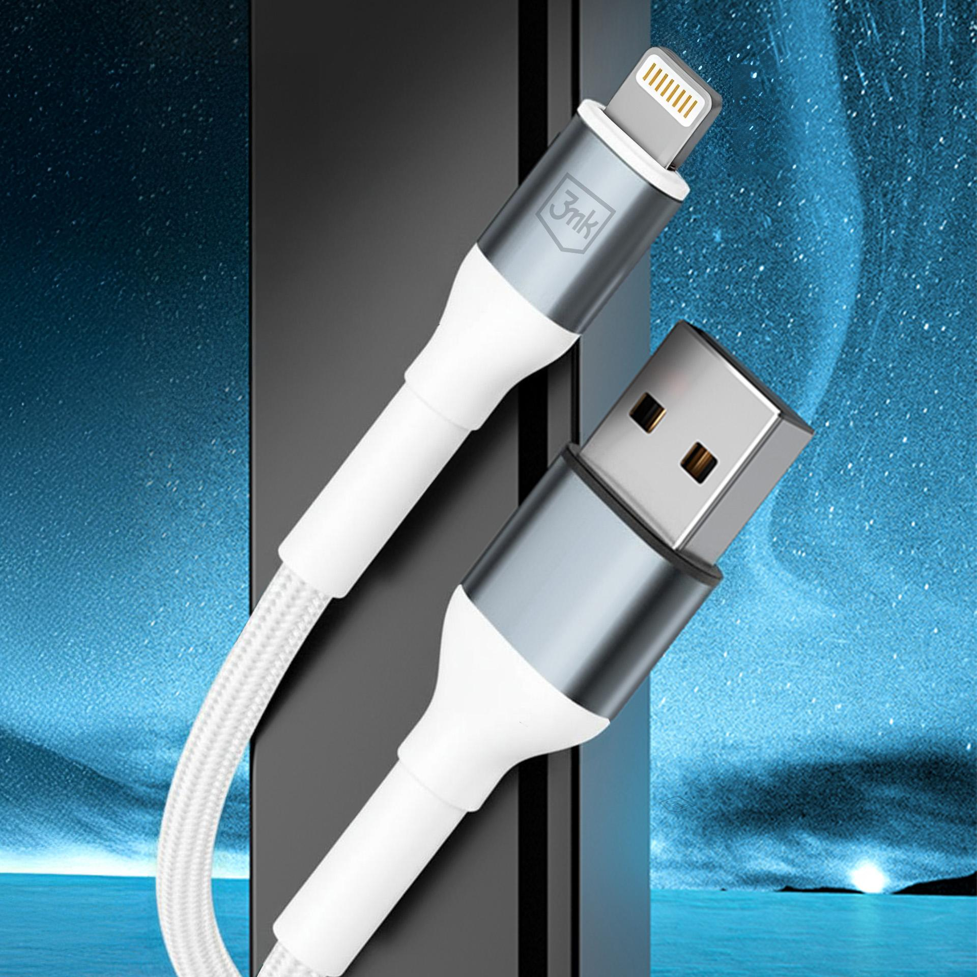 Un cavo di ricarica bianco con connettori USB e Lightning su sfondo blu.