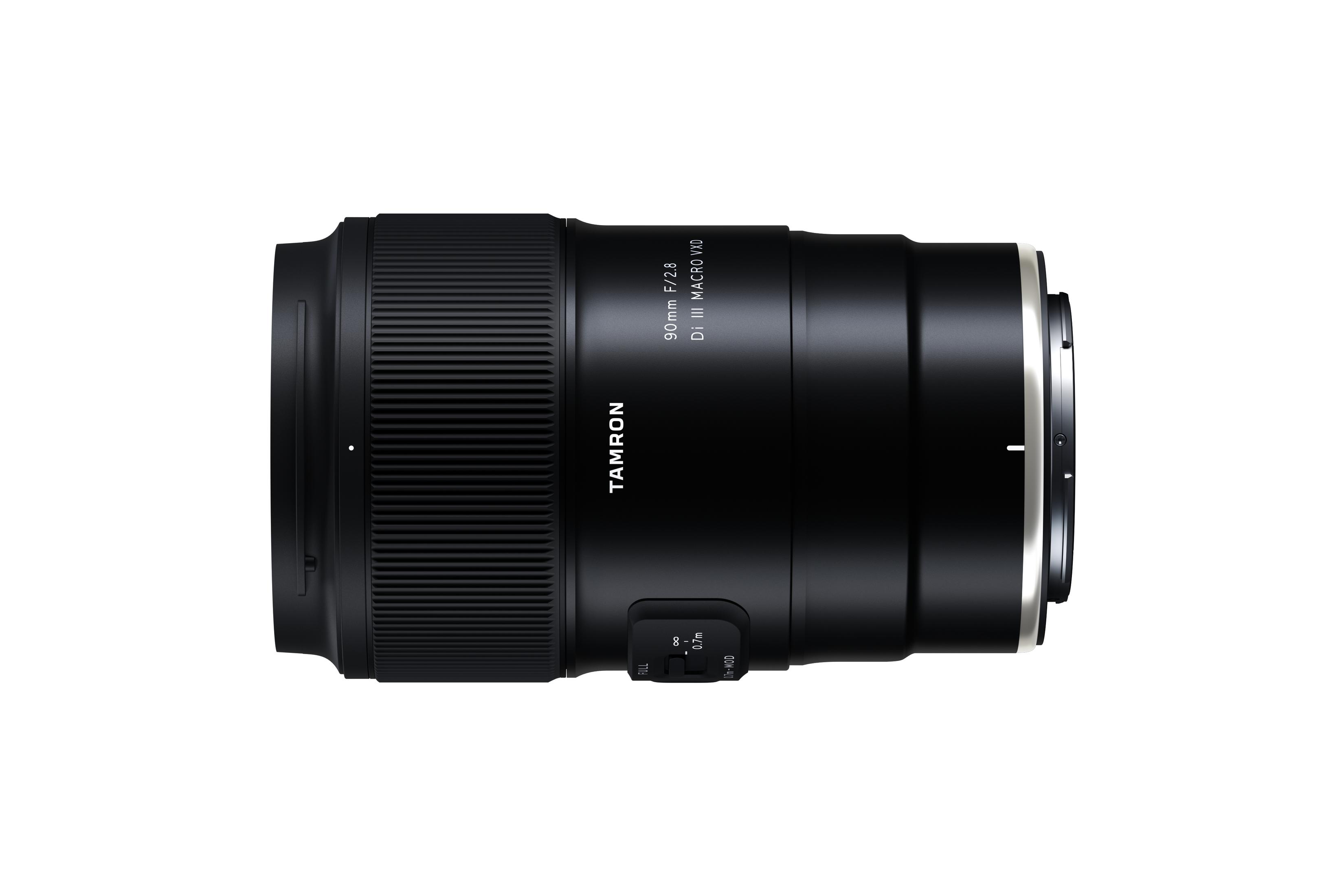 Ein schwarzes Tamron 90mm Makroobjektiv mit silbernen Akzenten und Bedienelementen.