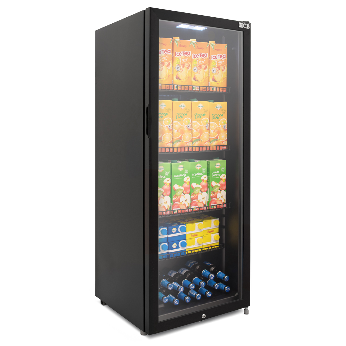 Een zwarte koelkast met glazen deur gevuld met drankkartons en flessen.