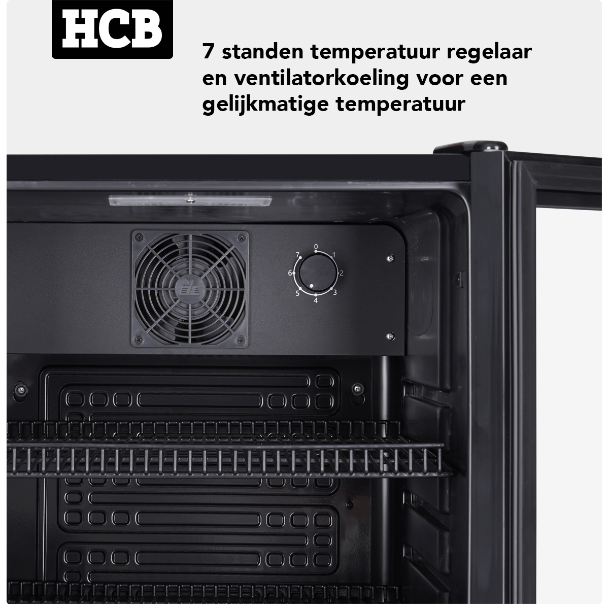 Interieur van een zwarte koelkast met ventilator en temperatuurregelaar.