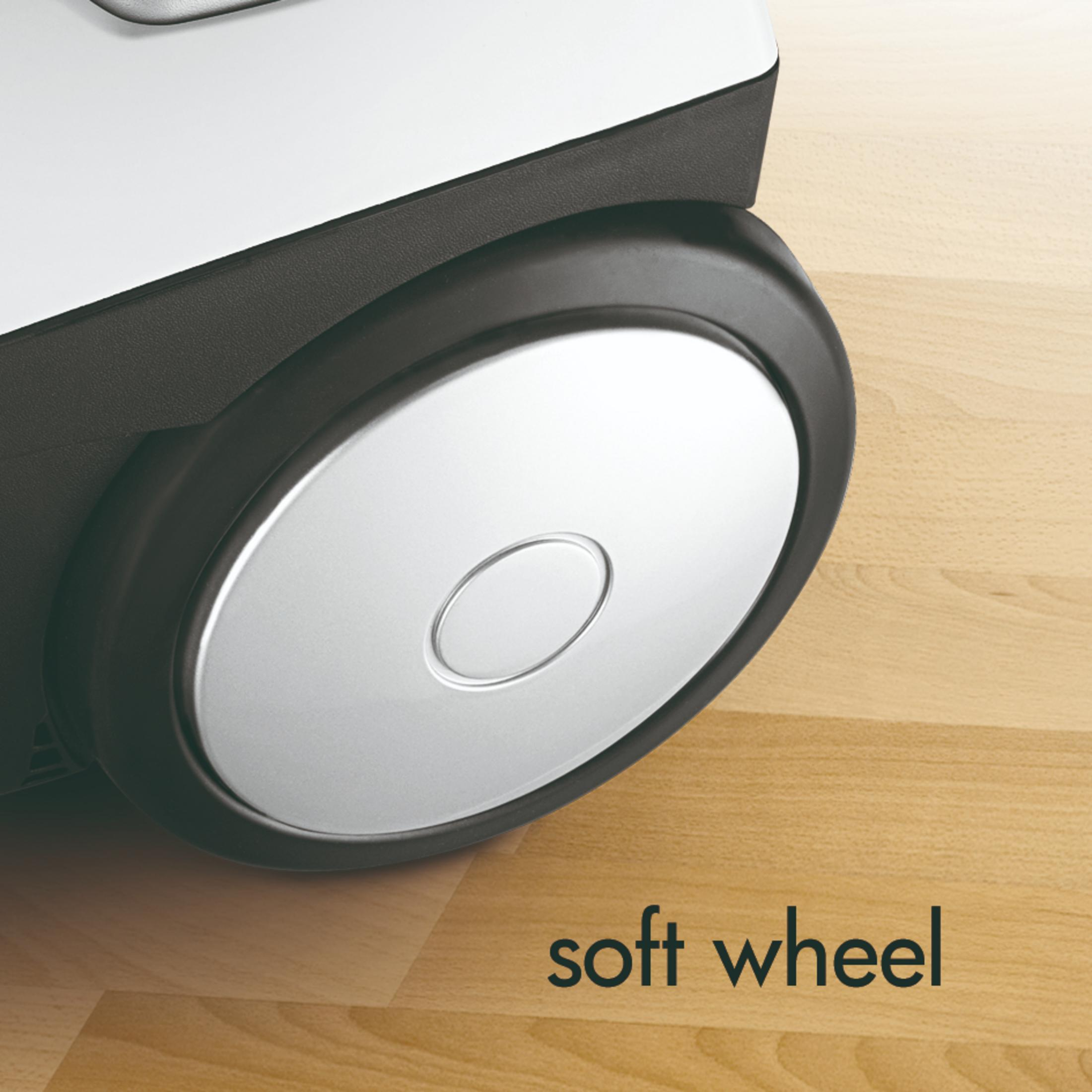 Gros plan d'un aspirateur blanc avec une roue noire sur un parquet.