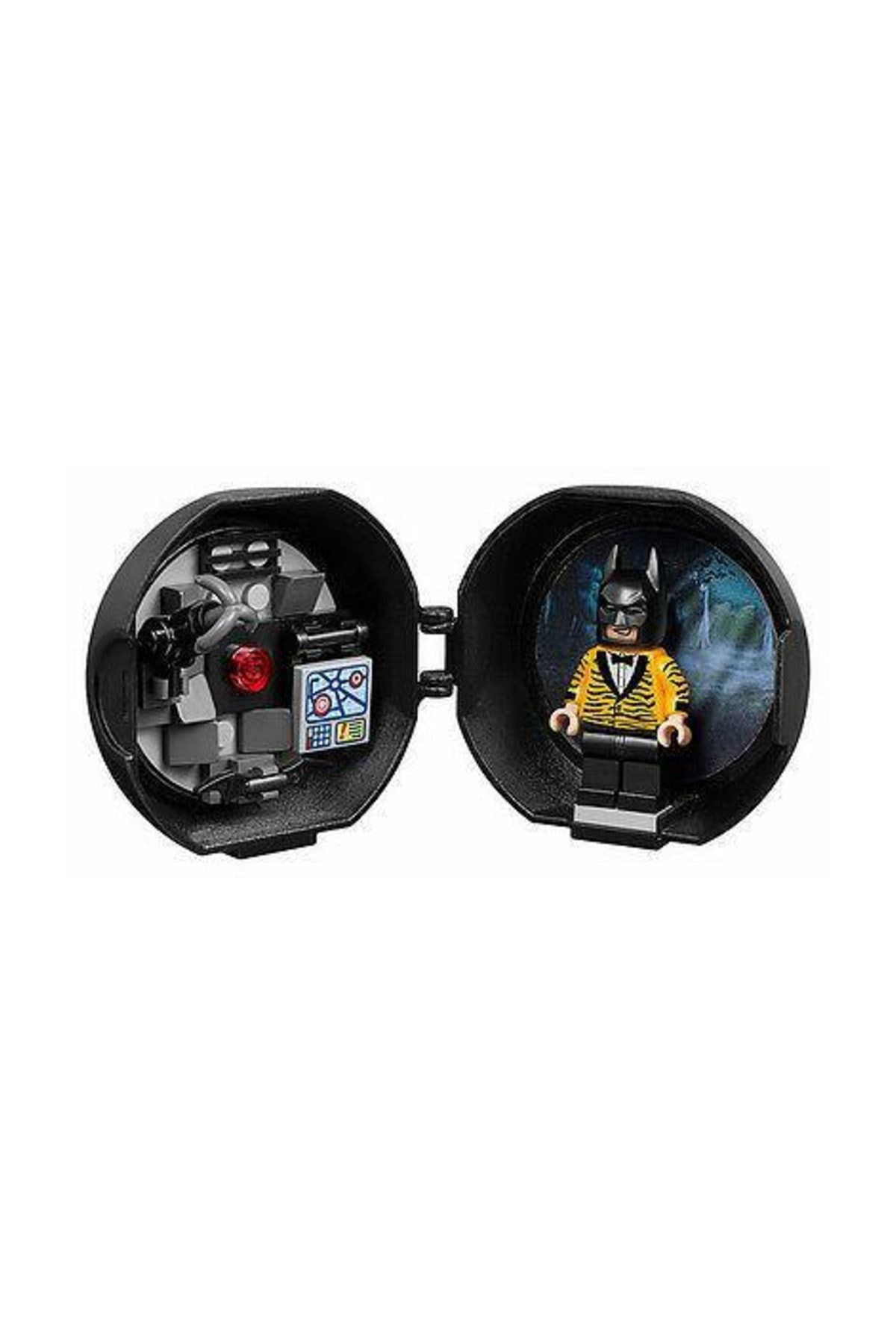 Un Lego Batman in completo giallo dentro una capsula rotonda con pannello di controllo.