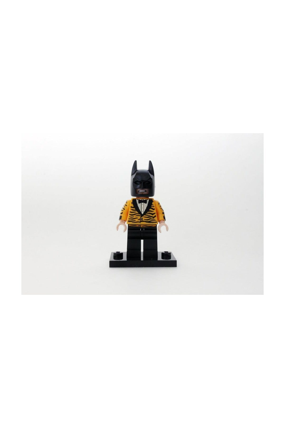 Una minifigure Lego con maschera di Batman e giacca arancione a strisce nere.