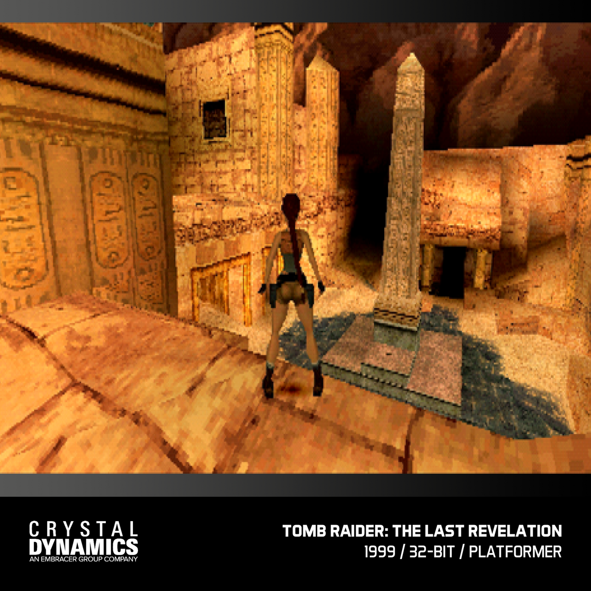Lara Croft si erge davanti a un obelisco in un'antica camera con geroglifici.