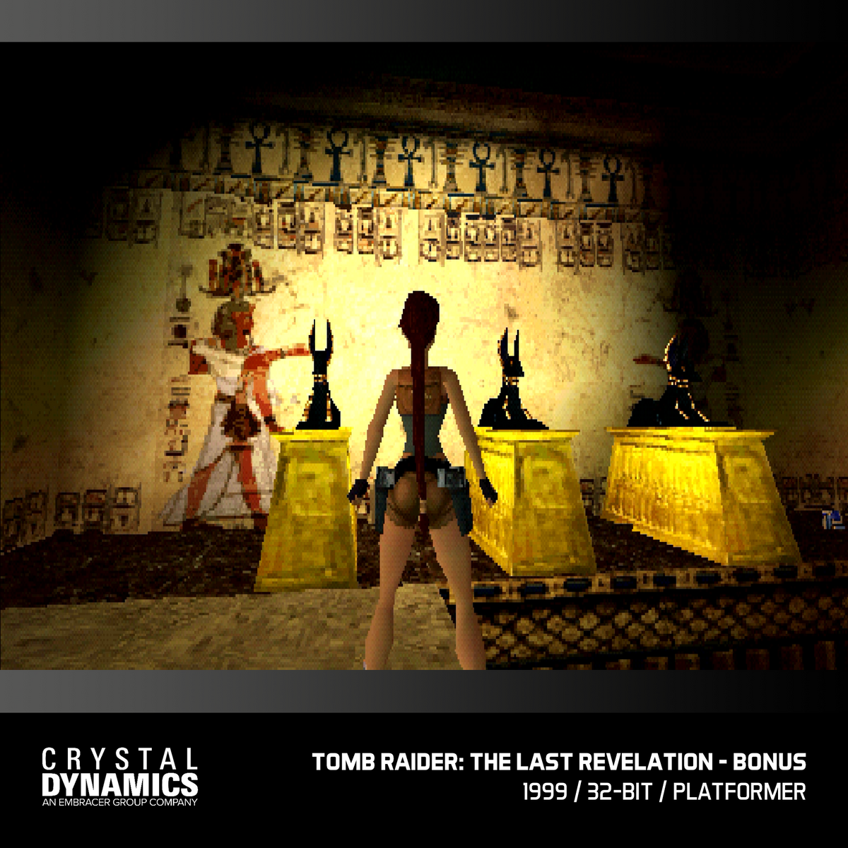 Lara Croft si erge davanti a piedistalli dorati con geroglifici egizi.