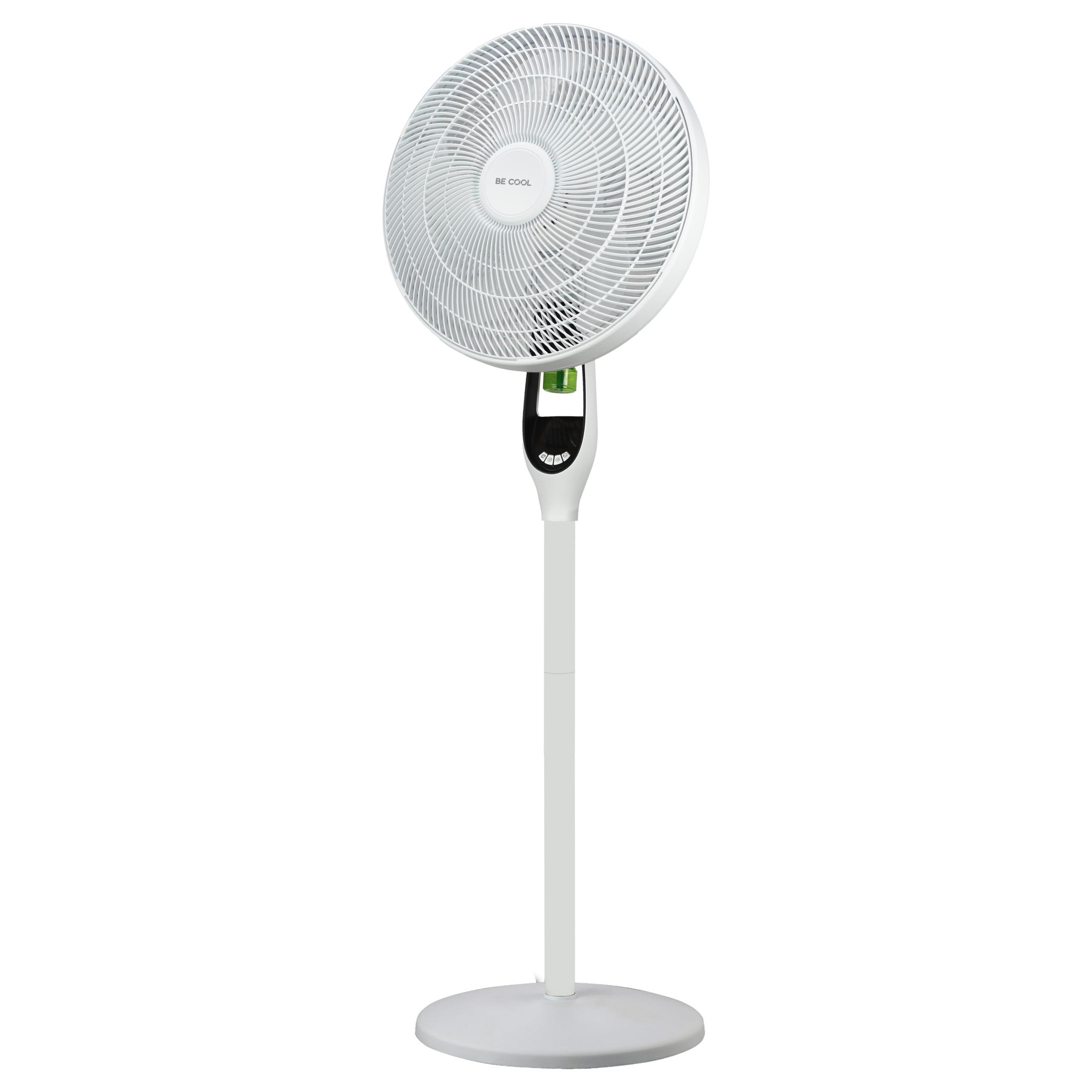 Un ventilatore da terra bianco con base rotonda e supporto regolabile.