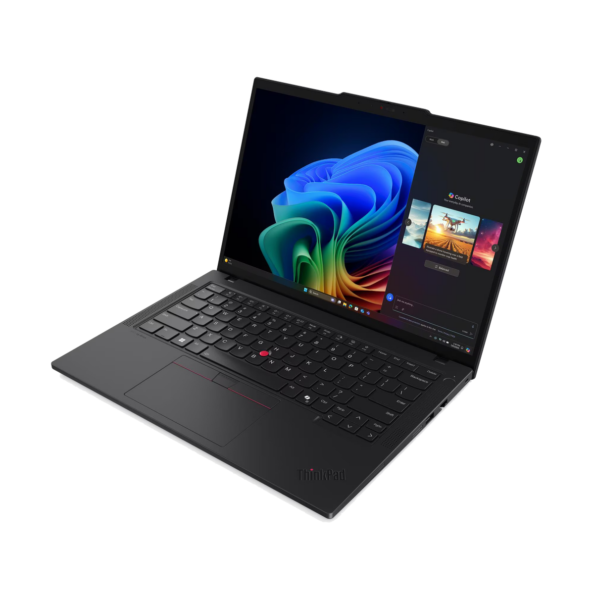 Un portátil ThinkPad negro abierto muestra un fondo de pantalla colorido y Copilot.