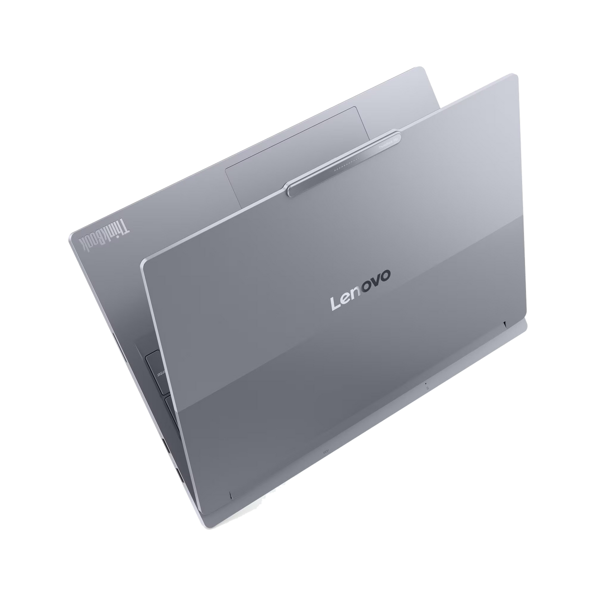 Un portátil Lenovo Thinkbook plateado se muestra desde arriba, en ángulo sobre fondo negro.