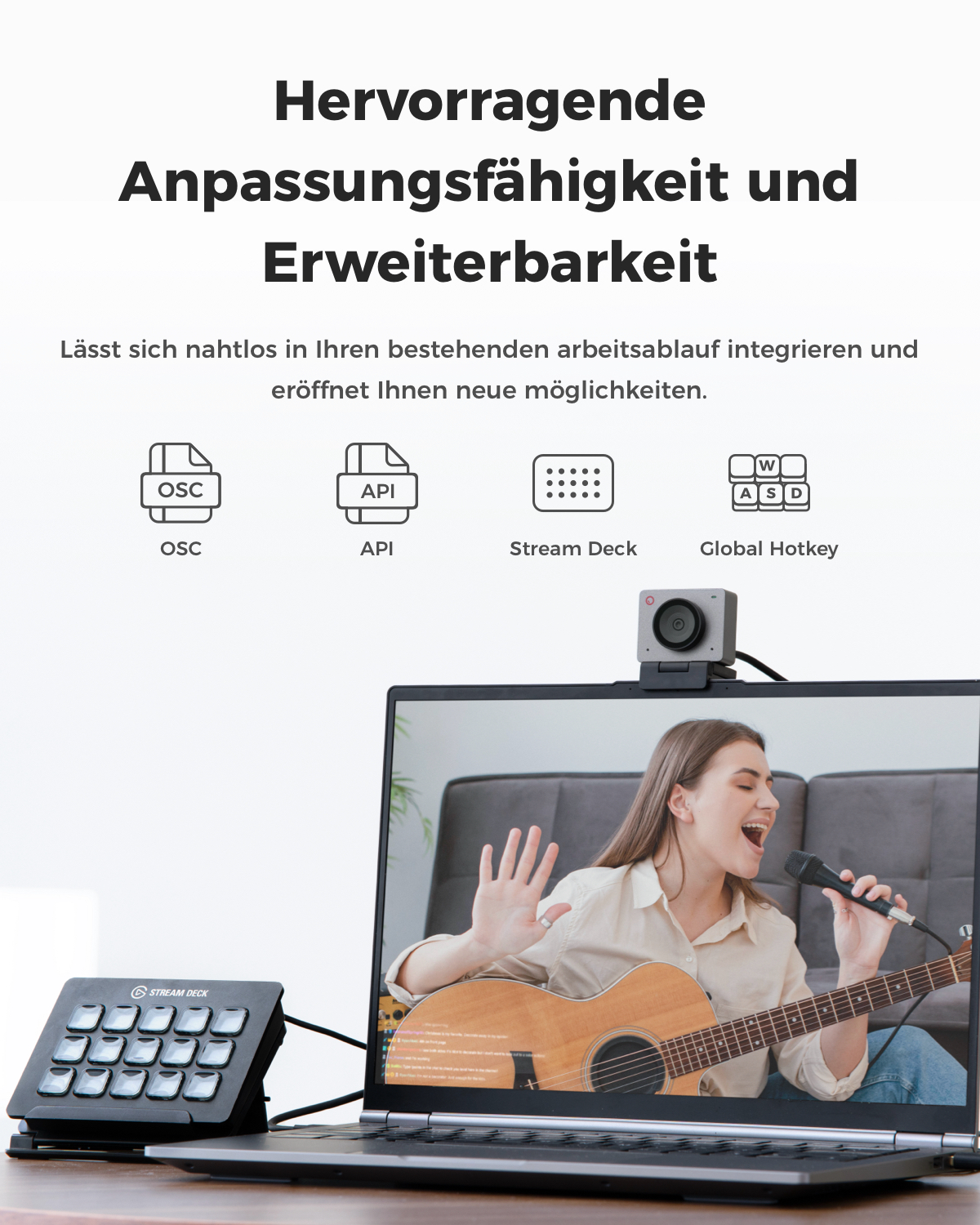 Laptop mit Stream Deck, Webcam & Sängerin mit Gitarre