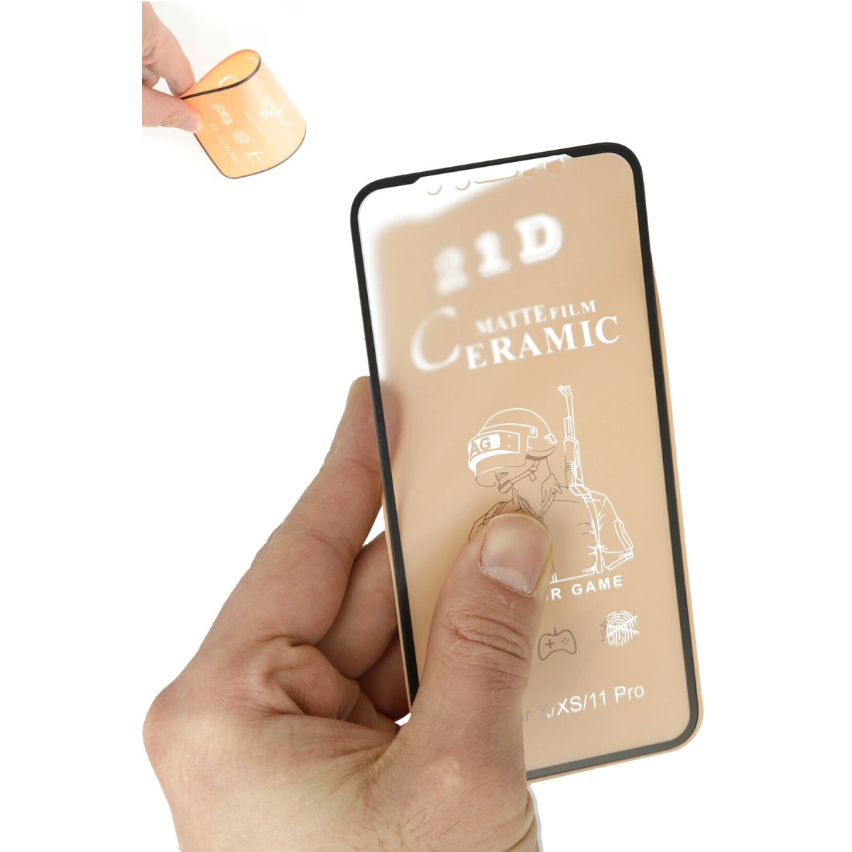 Bir el, üzerinde "21D Matte Film Ceramic" yazan bir ekran koruyucu tutuyor.