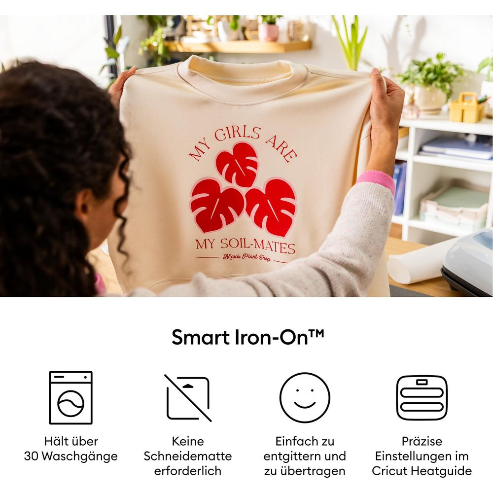 Una persona tiene una felpa color crema con disegno "My Girls Are My Soil-Mates".