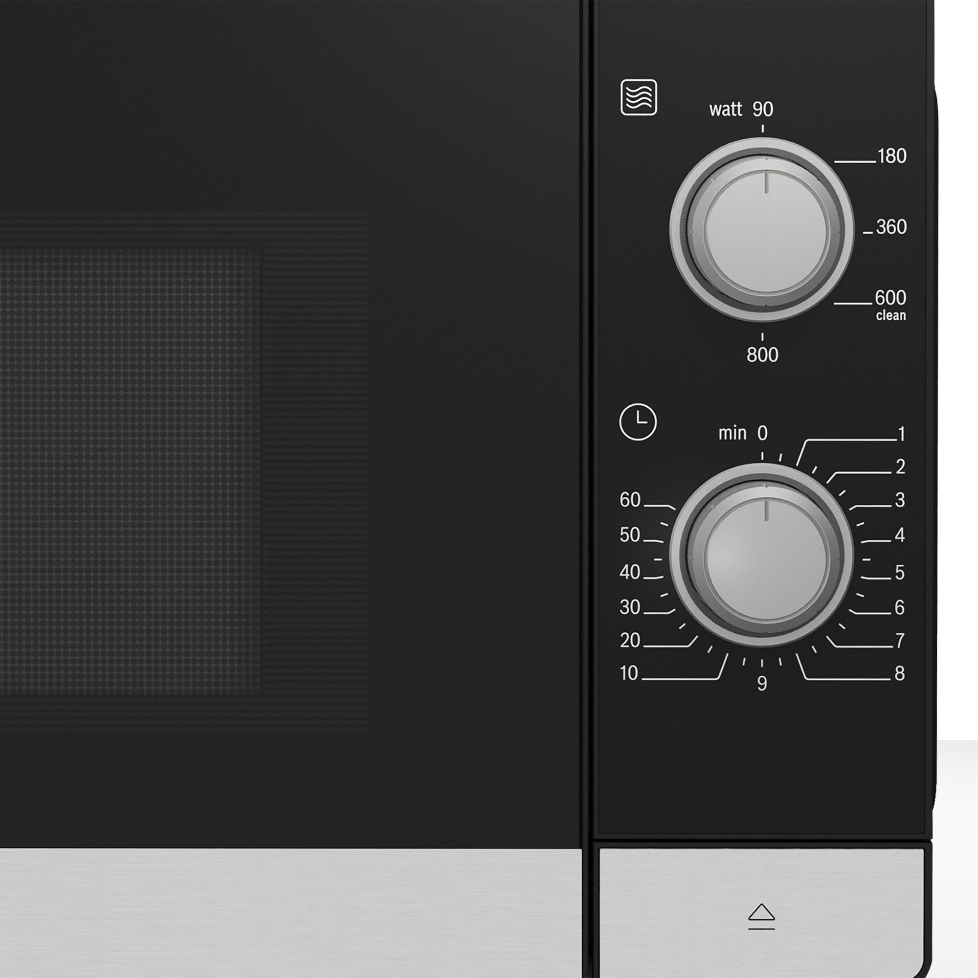 Zbliżenie czarnej kuchenki mikrofalowej ze srebrnymi pokrętłami mocy i czasu.