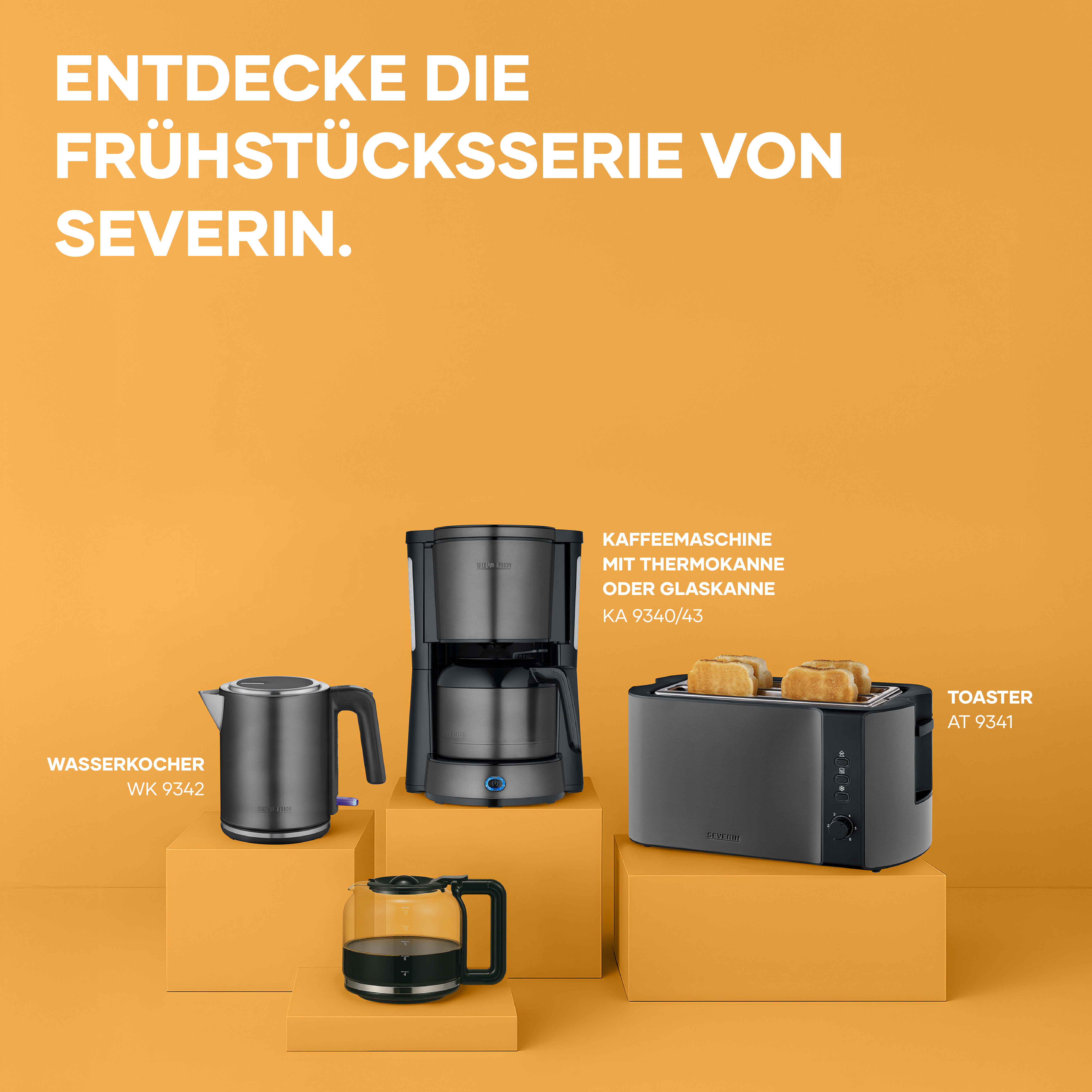Serie colazione Severin: bollitore, macchina da caffè e tostapane su sfondo arancione.