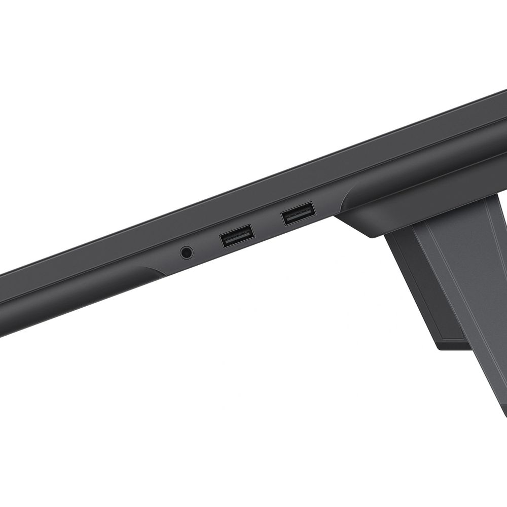Nahaufnahme einer schwarzen Laptop-Seite mit zwei USB-Anschlüssen und einem runden Loch.