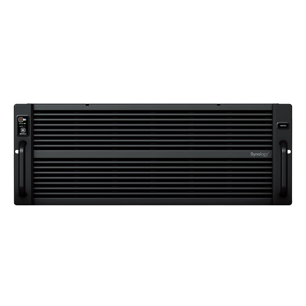 Appareil NAS Synology noir en rack avec fentes de ventilation et poignées.