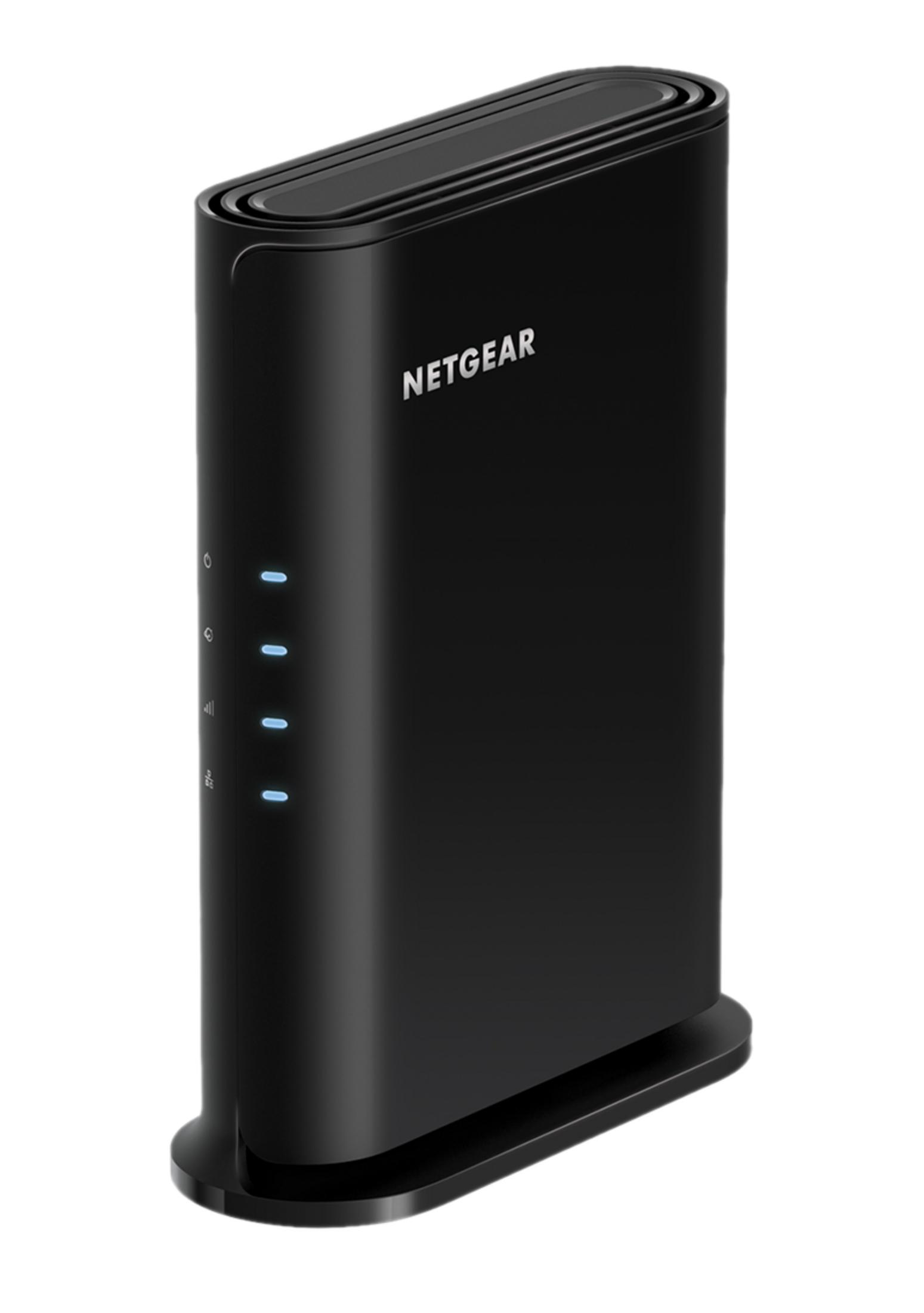 Ein schwarzer Netgear Router mit blauen LED-Anzeigen auf weißem Hintergrund.