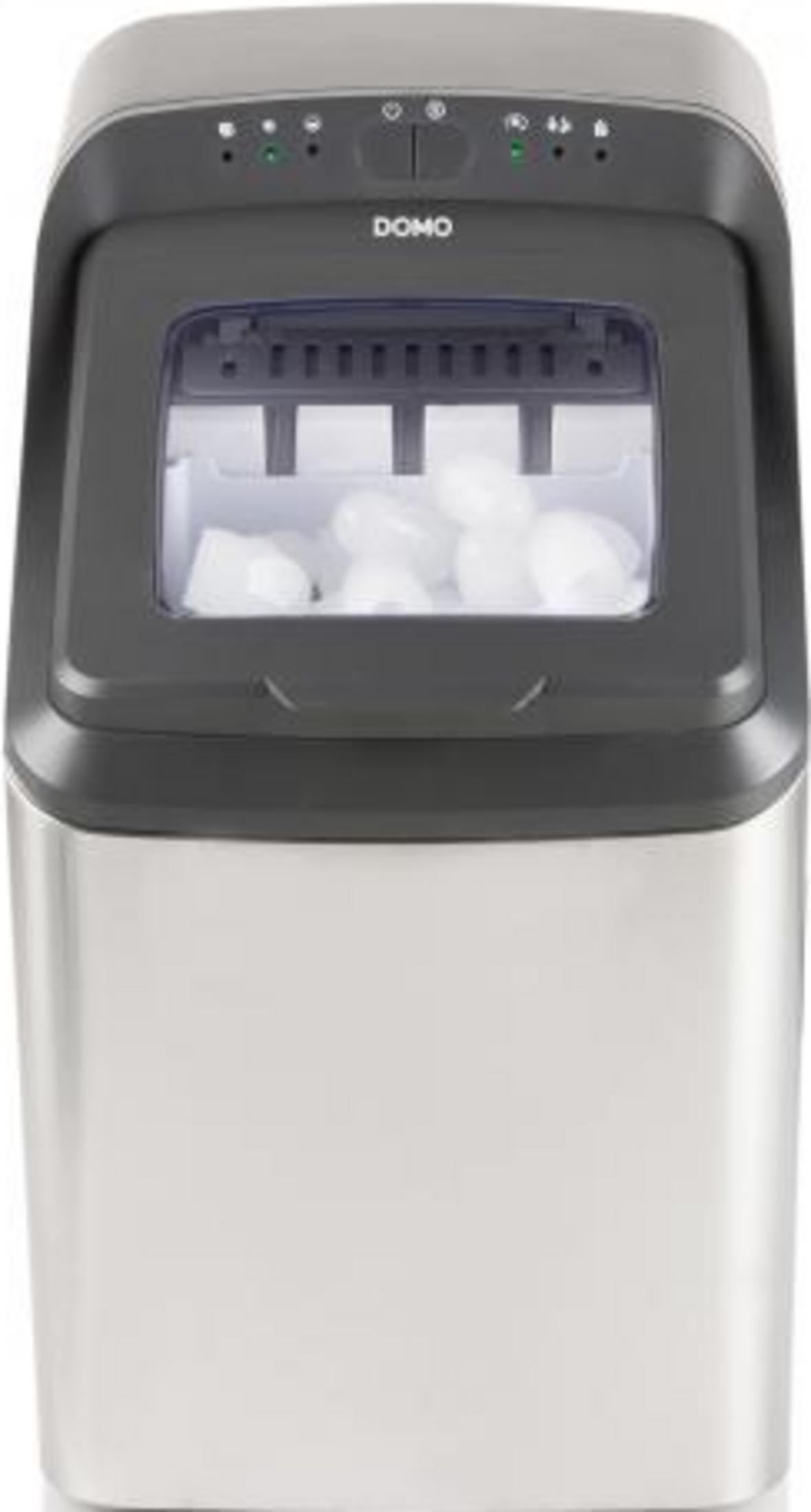 Kompaktowa kostkarka do lodu z srebrną obudową i czarną pokrywą, wypełniona lodem.