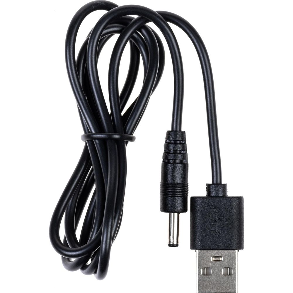 Schwarzes USB-Kabel mit rundem Stecker, aufgerollt auf weißem Hintergrund.