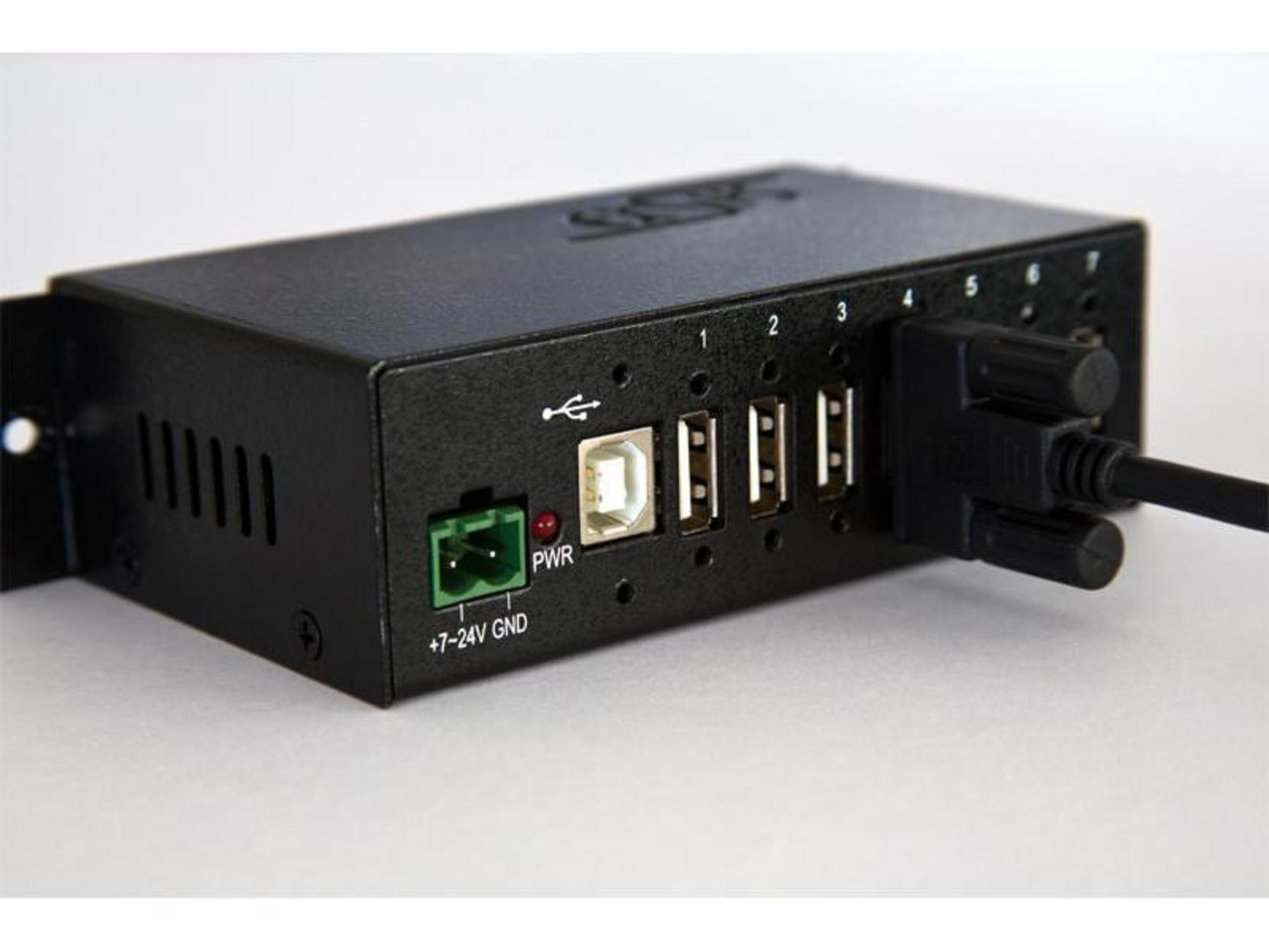 Schwarzer USB-Hub mit 7 Anschlüssen, Stromversorgung und einem angeschlossenen Kabel.