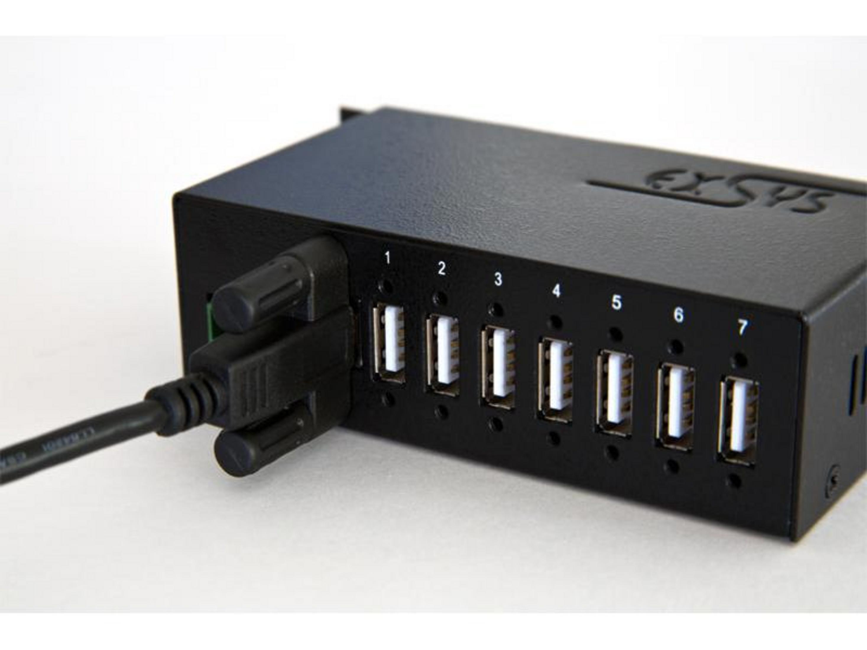 Schwarzer 7-Port USB-Hub mit angeschlossenem Kabel und Nummerierung 1-7.