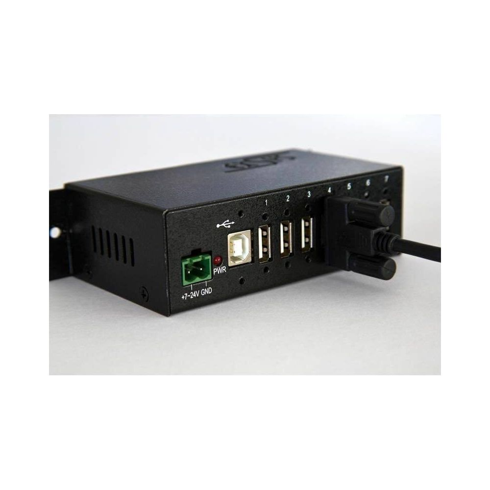 Schwarzer USB-Hub mit 7 Anschlüssen, Stromanschluss und Kabel.