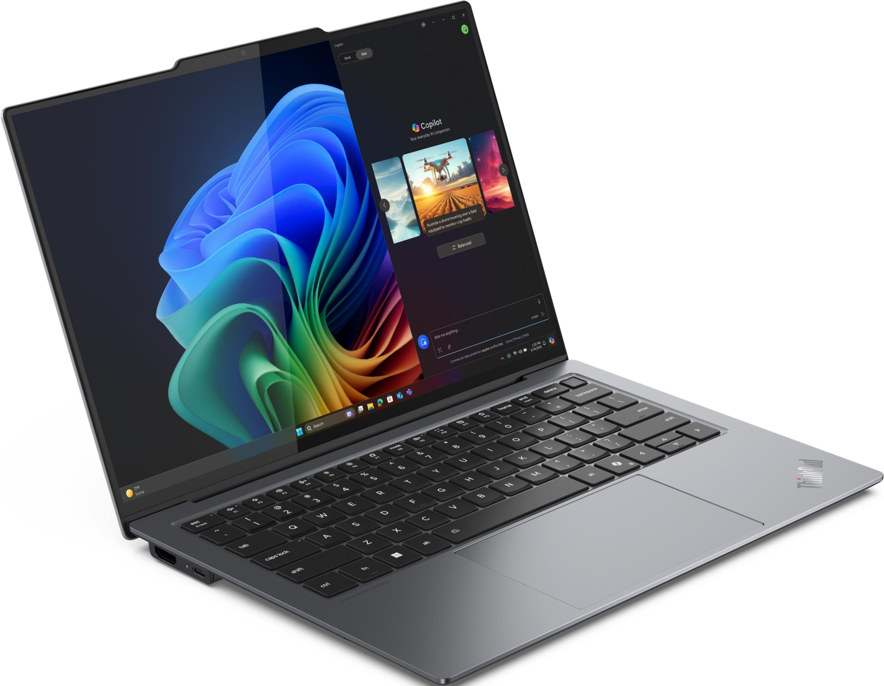 Szary laptop Lenovo z asystentem AI Copilot na ekranie.