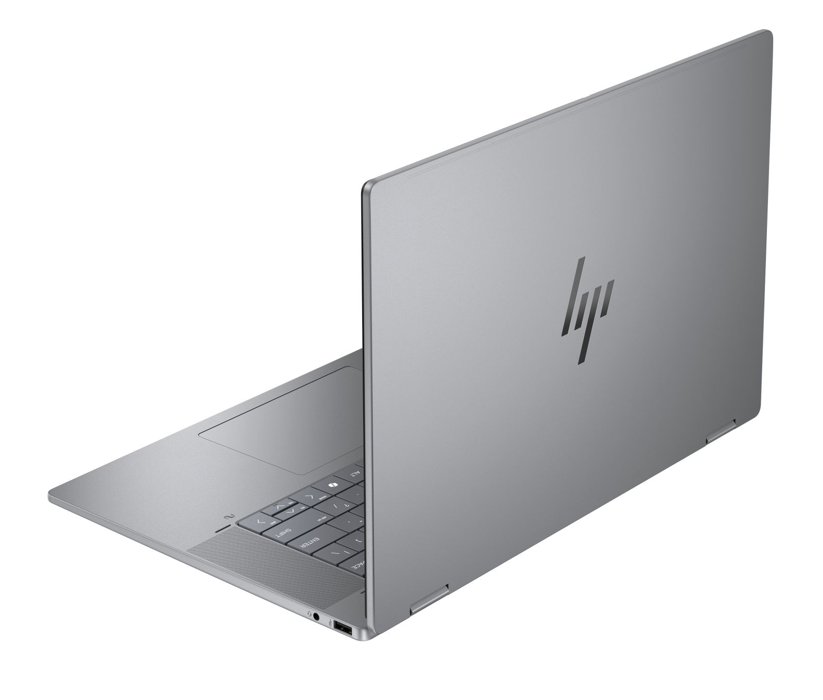 Srebrny laptop HP pokazany jest pod lekko podniesionym kątem z boku. Pokrywa jest otwarta, widać klawiaturę i gładzik.
