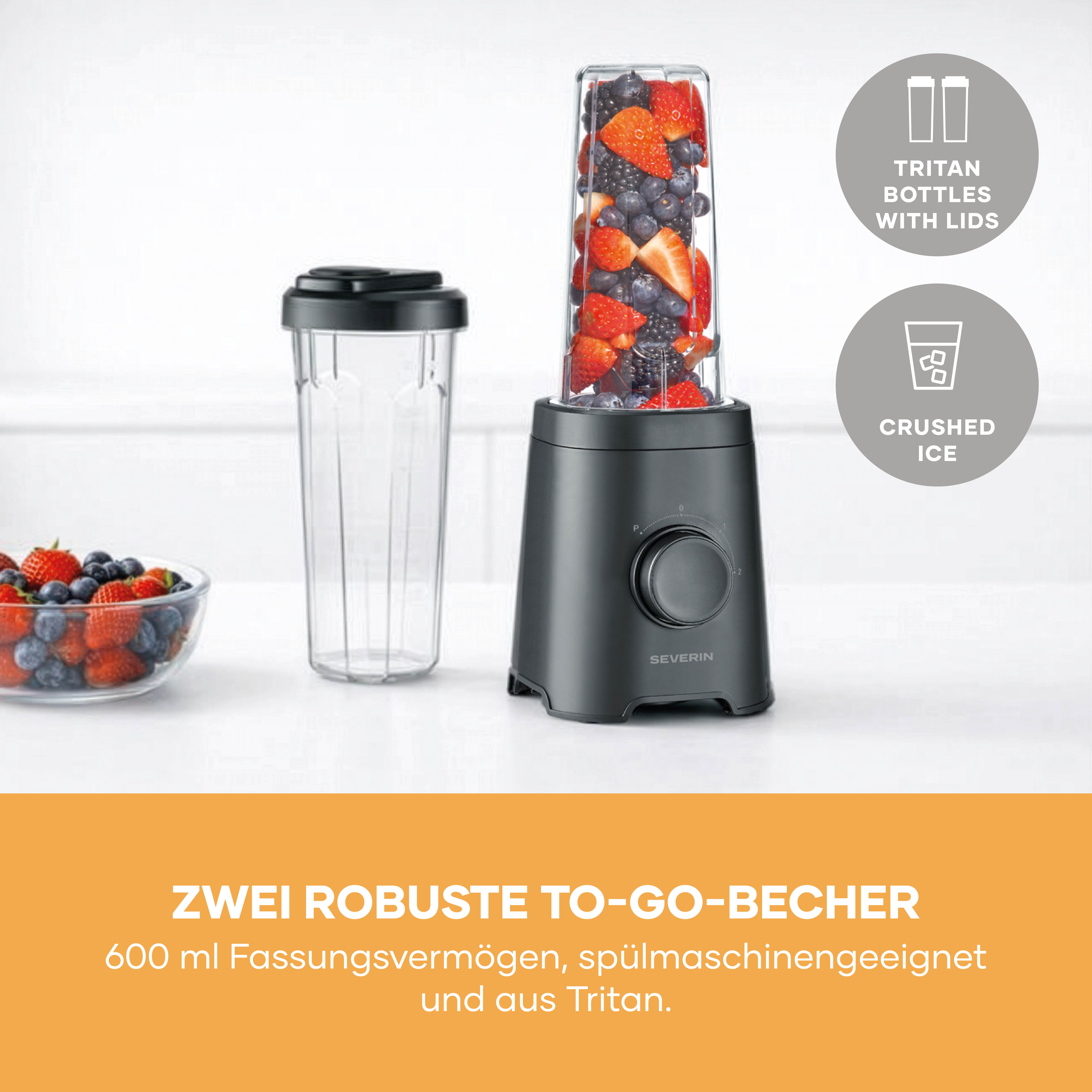Un frullatore per frullati con bacche e una tazza vuota accanto.