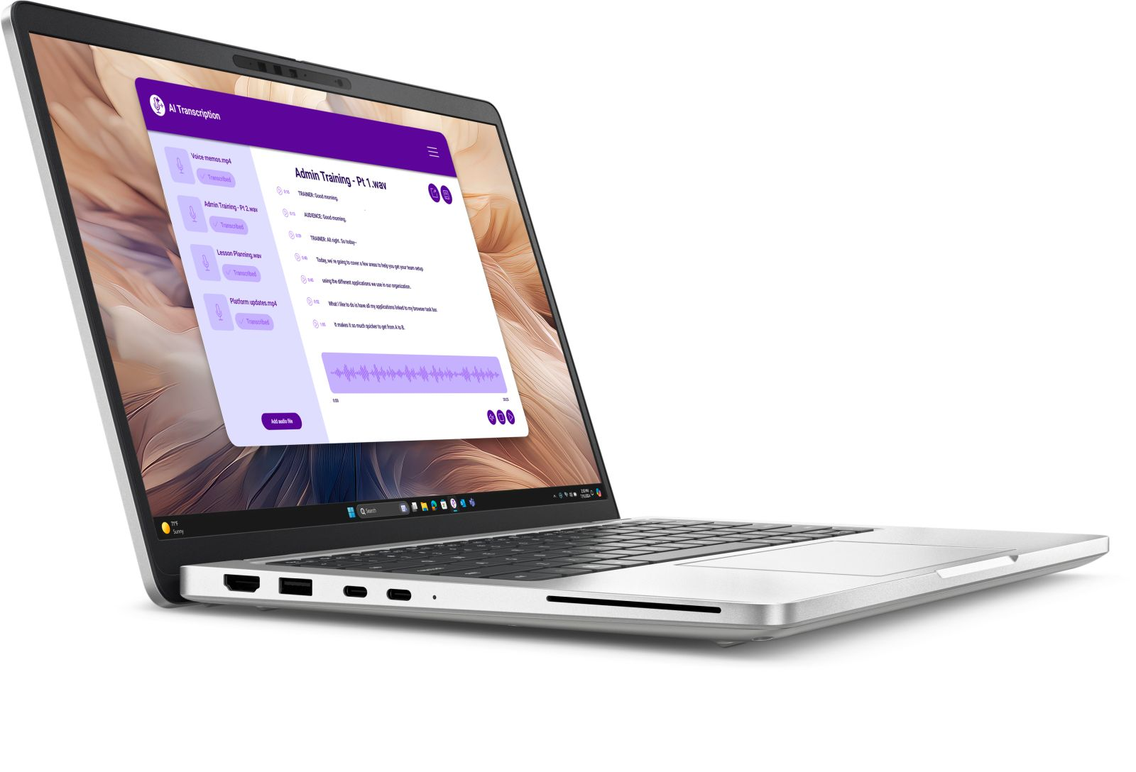 Laptop wyświetla oprogramowanie do transkrypcji AI pokazujące falę dźwiękową i tekst.