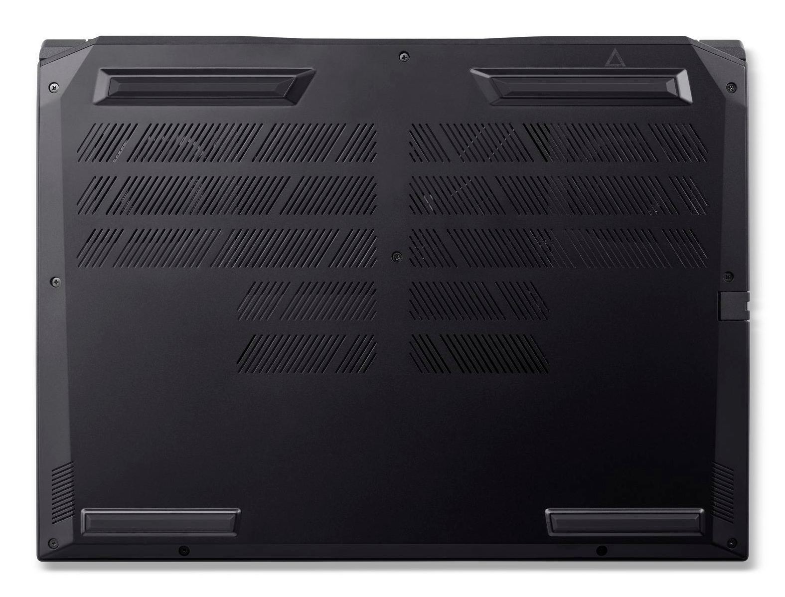 Unterseite eines schwarzen Laptops mit Lüftungsschlitzen und Gummifüßen.