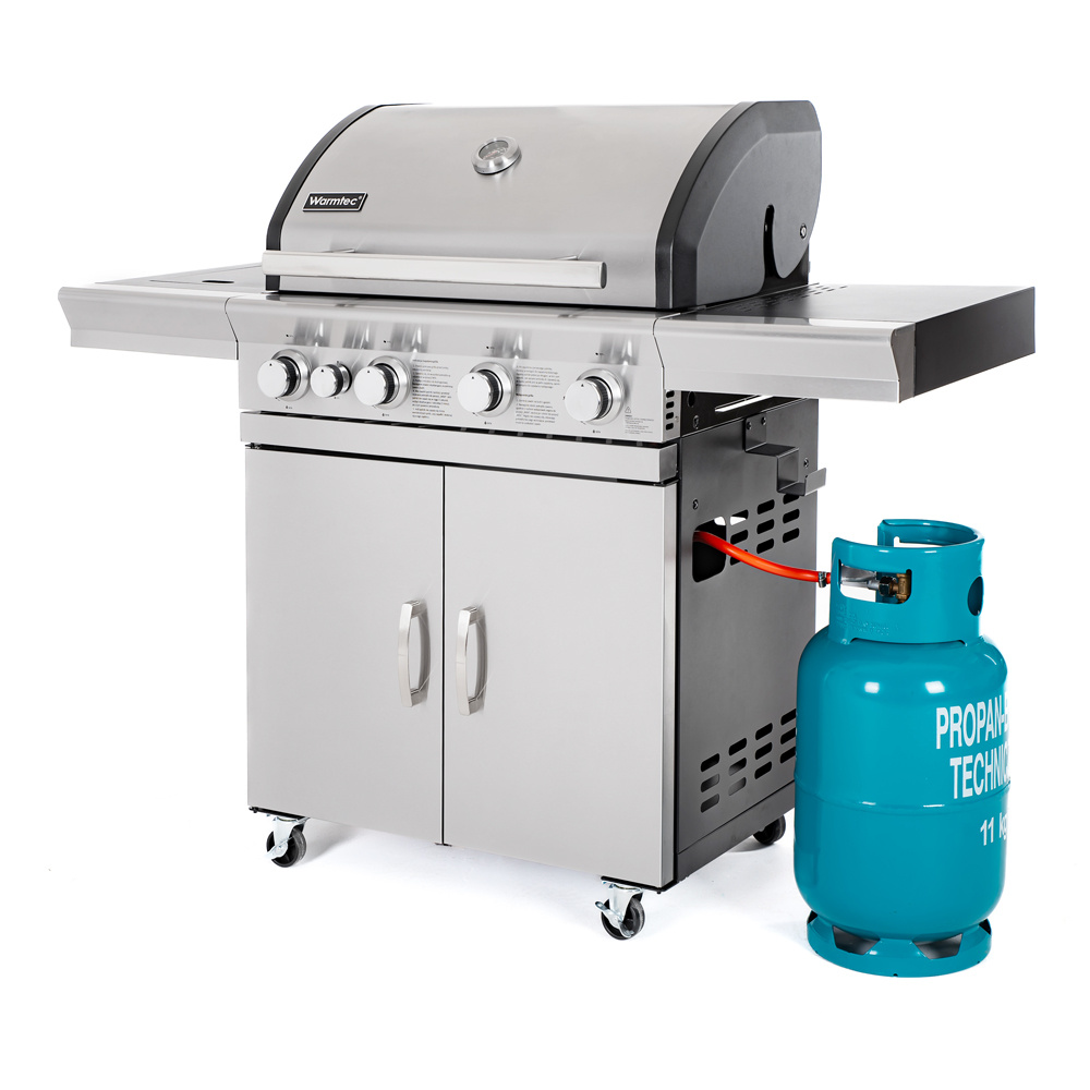 Srebrny grill gazowy z niebieskim zbiornikiem na propan obok.