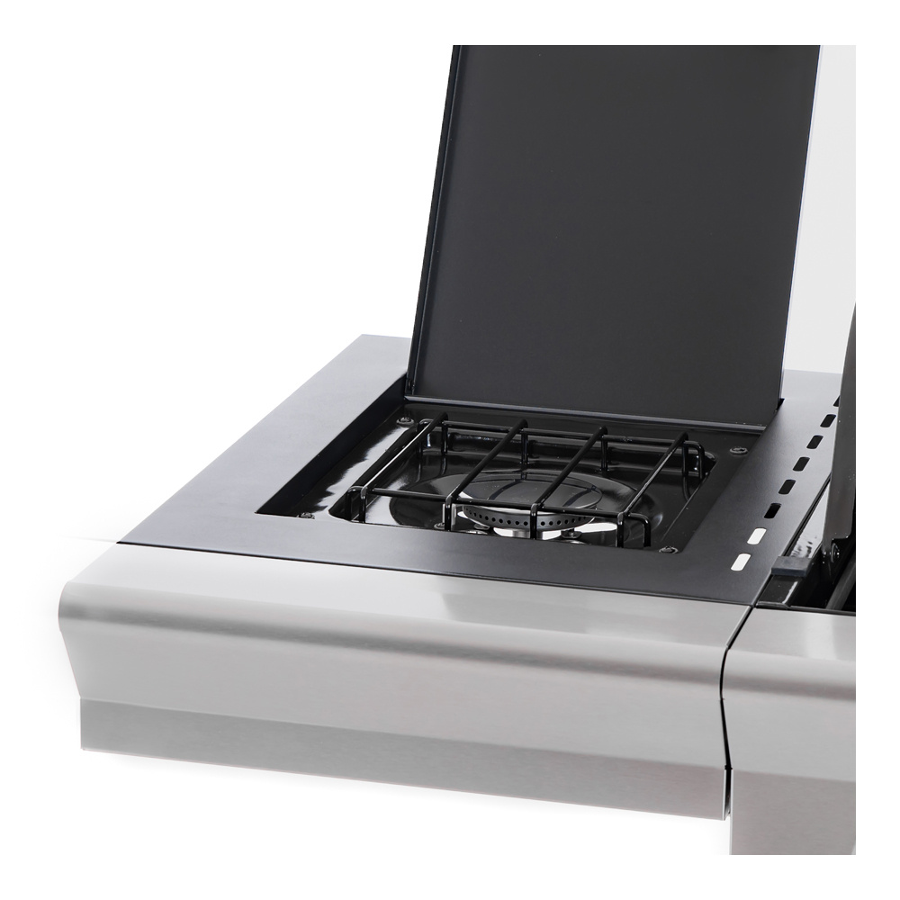 Część srebrnej kuchenki gazowej z otwartą czarną pokrywą i palnikiem.