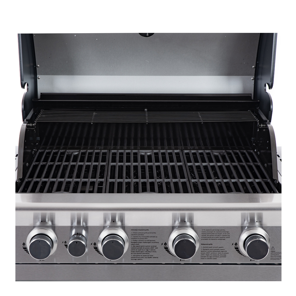 Otwarty grill ze stali nierdzewnej z czterema czarnymi pokrętłami i rusztami.