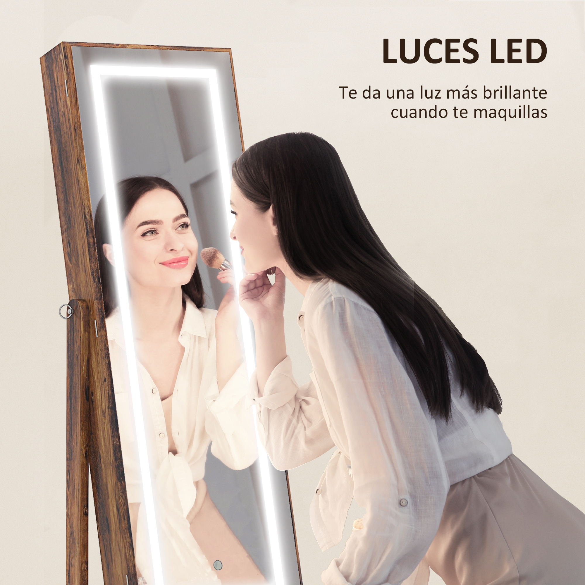 Mujer se maquilla frente a un espejo iluminado con marco de madera.