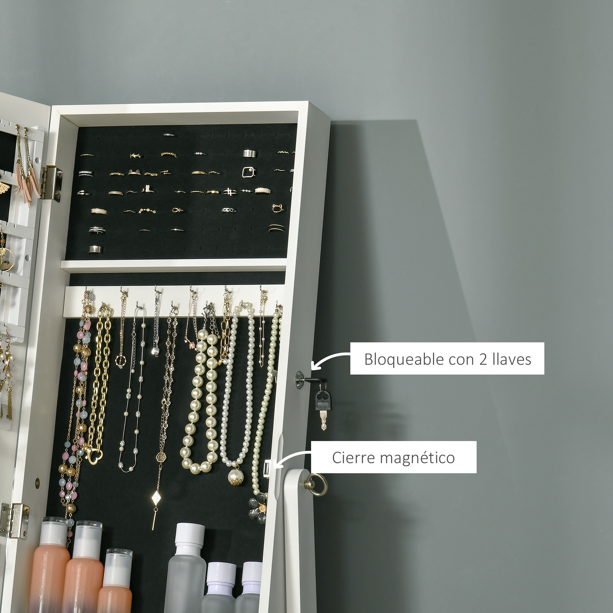 Un armario de joyas blanco con muchos anillos y collares.