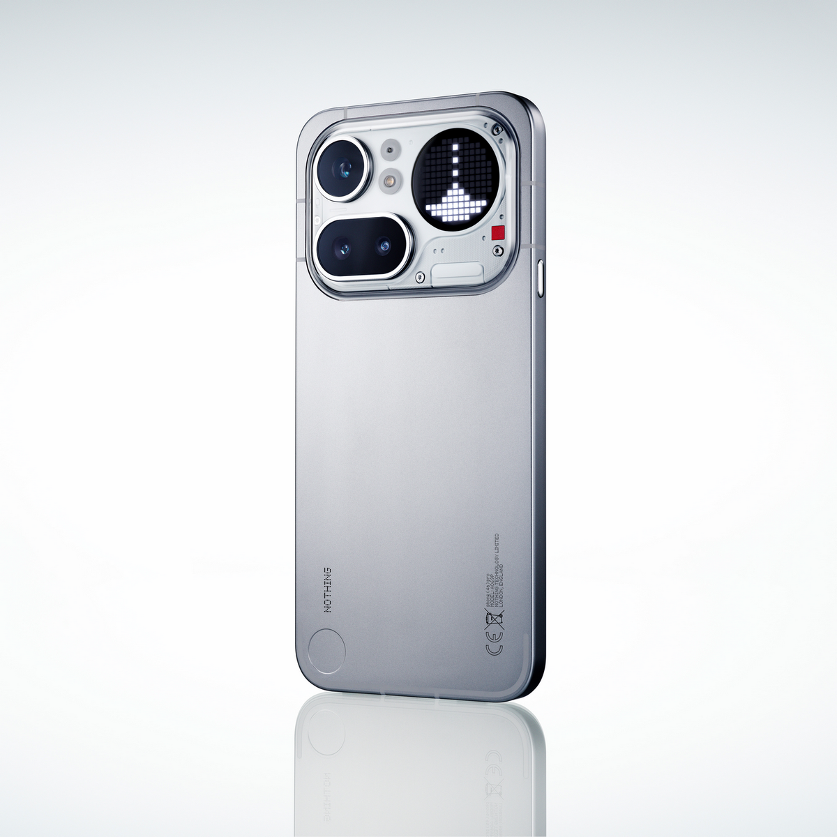 Ein silbernes Smartphone mit zwei Kameras und einem kleinen quadratischen Display, das ein Pfeilsymbol zeigt.