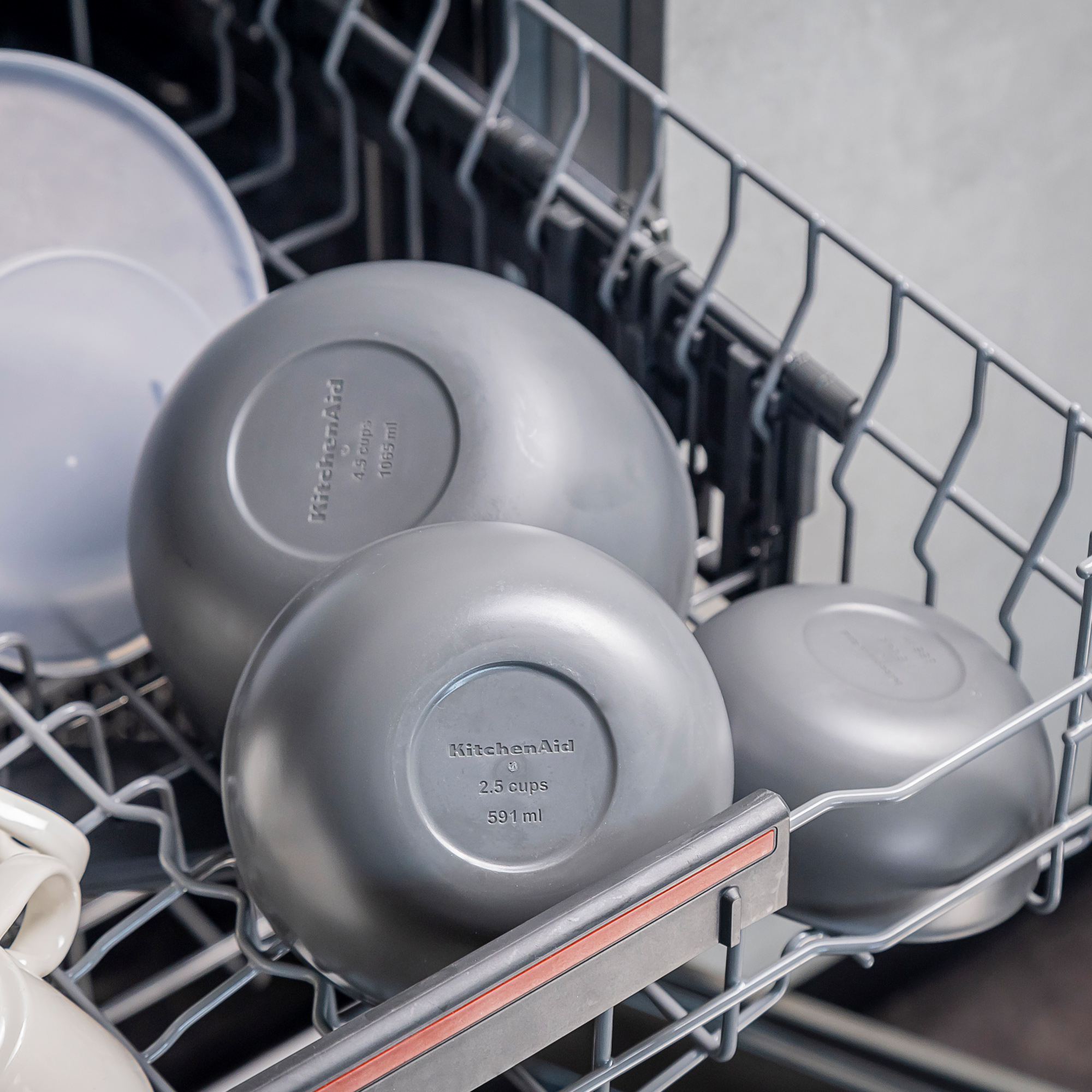 Graue KitchenAid-Schüsseln in einem Geschirrspüler.
