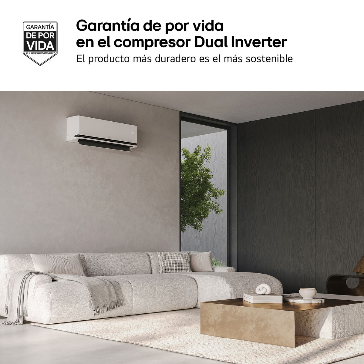 Una sala de estar con aire acondicionado, sofá, mesa de centro y ventana.