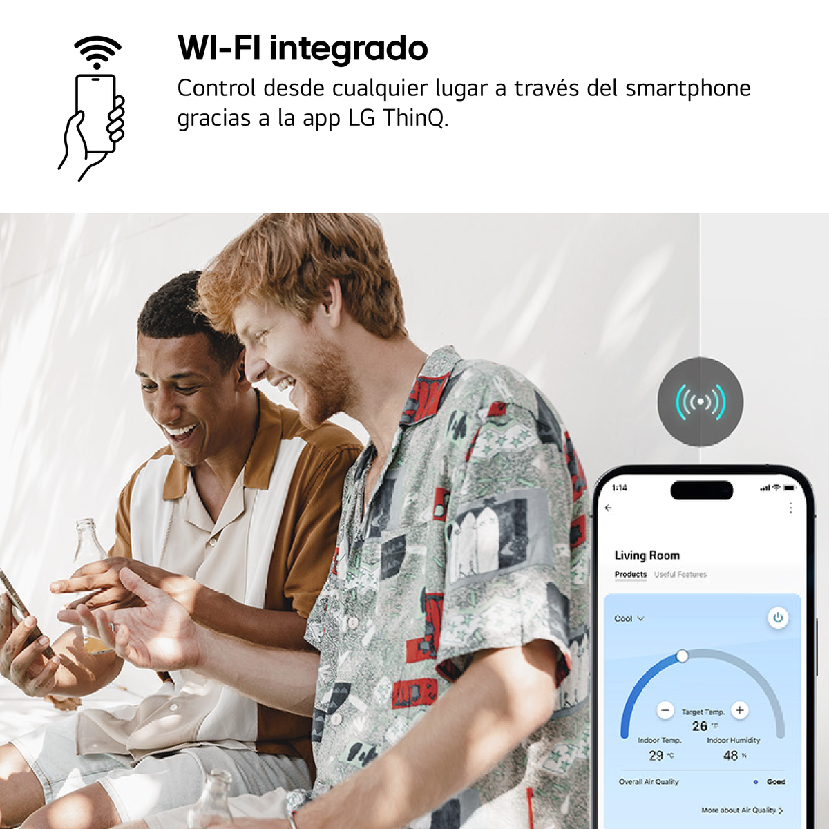 Dos hombres miran un smartphone con la app LG ThinQ y control de clima.
