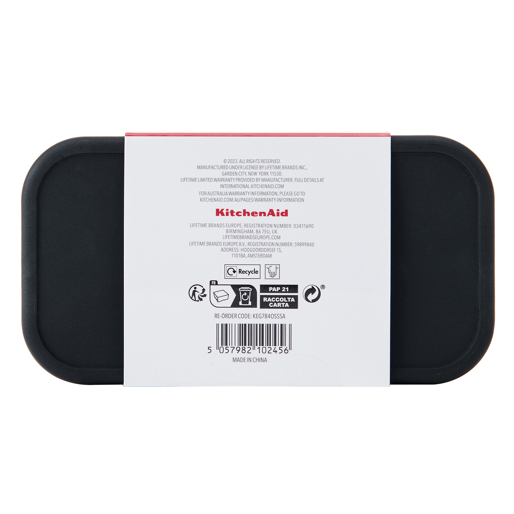 Schwarzer KitchenAid-Deckel mit weißen Produktinformationen und Barcode.