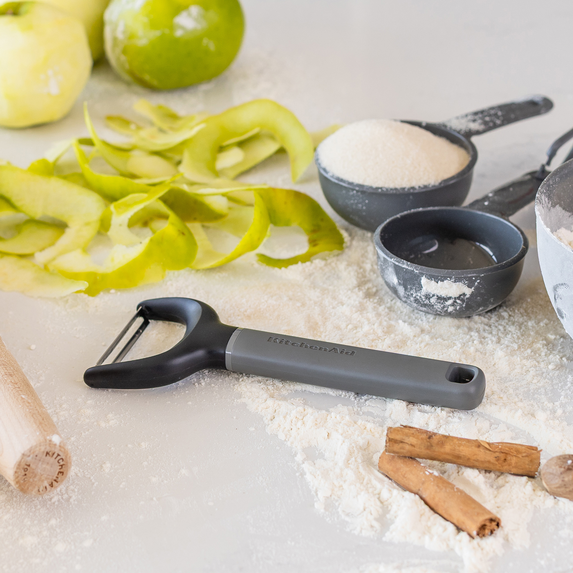 Äpfel, Schalen, Mehl, Zucker, Zimtstangen, Muskatnuss, Sparschäler, Nudelholz.