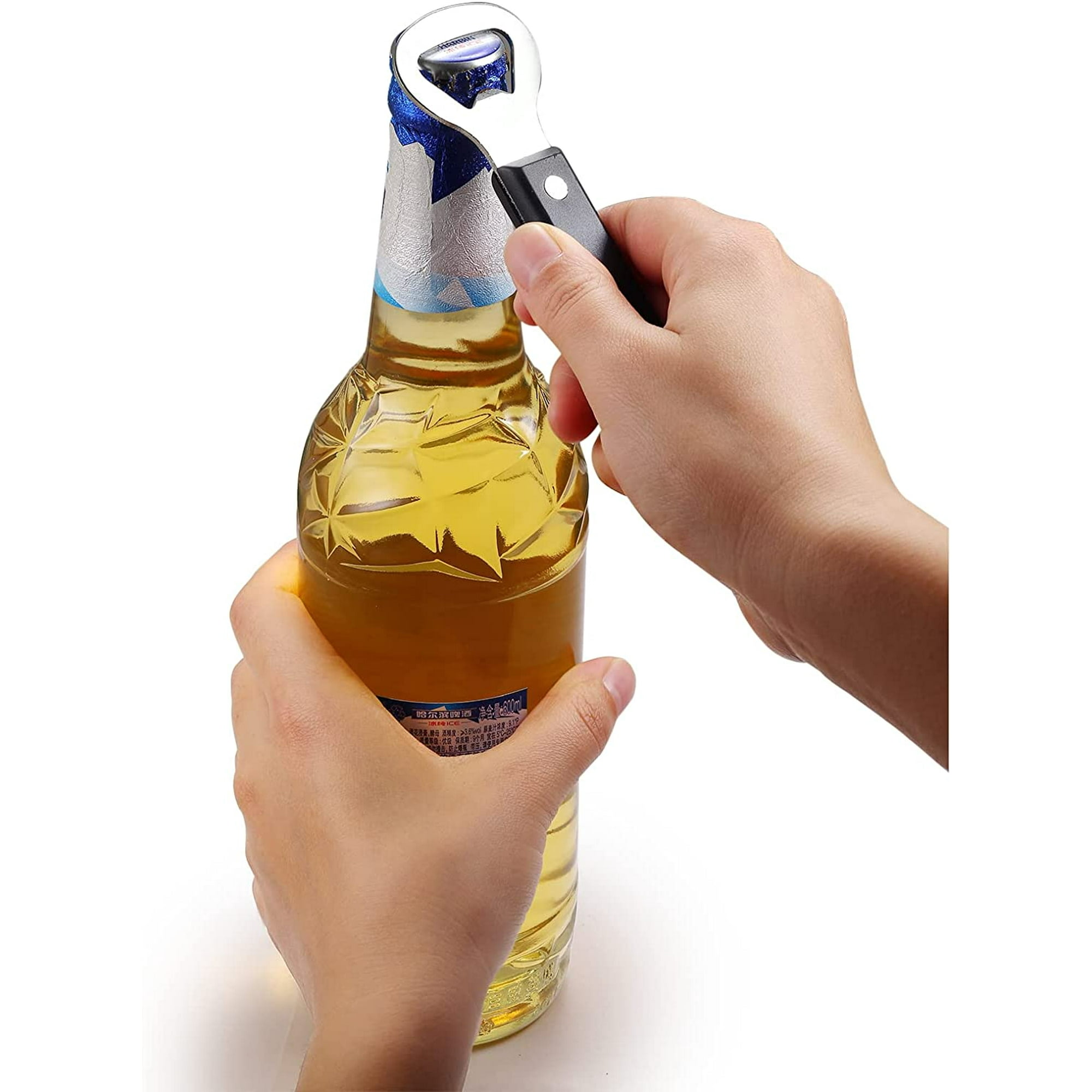 Hände öffnen eine Bierflasche mit einem Flaschenöffner.