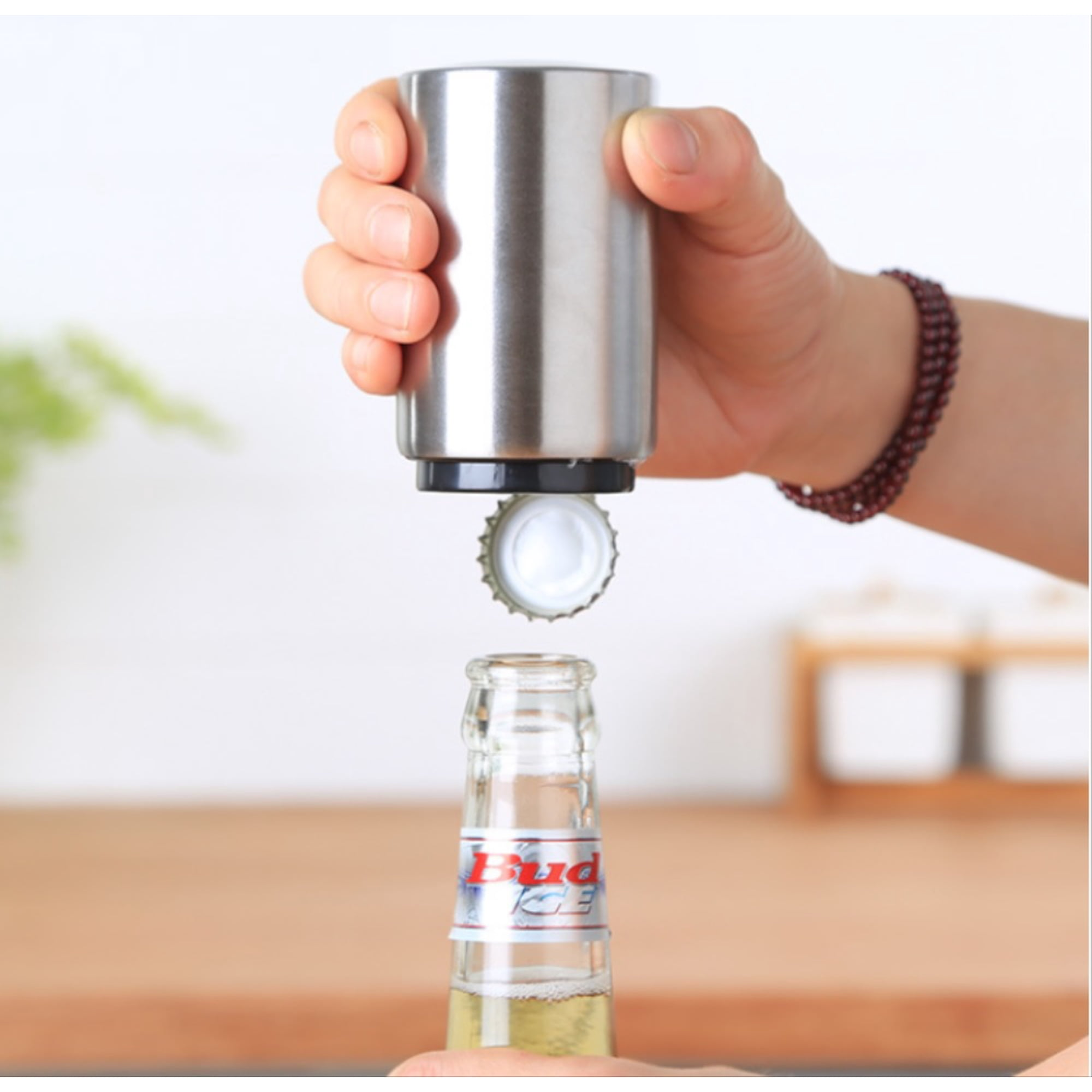Ein Mann öffnet eine Flasche Bud Ice mit einem silbernen Flaschenöffner.