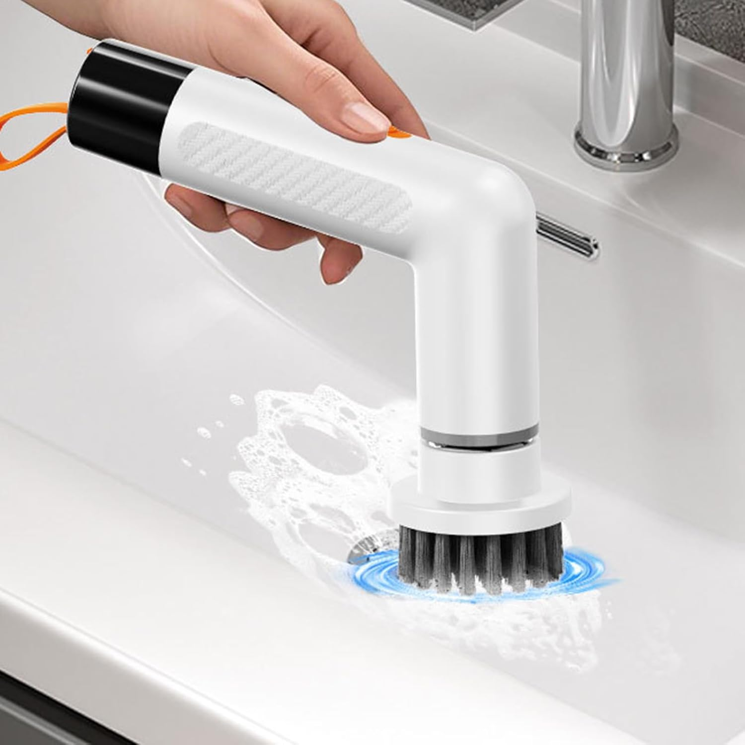 Eine Hand hält eine weiße elektrische Bürste, die ein Waschbecken reinigt.