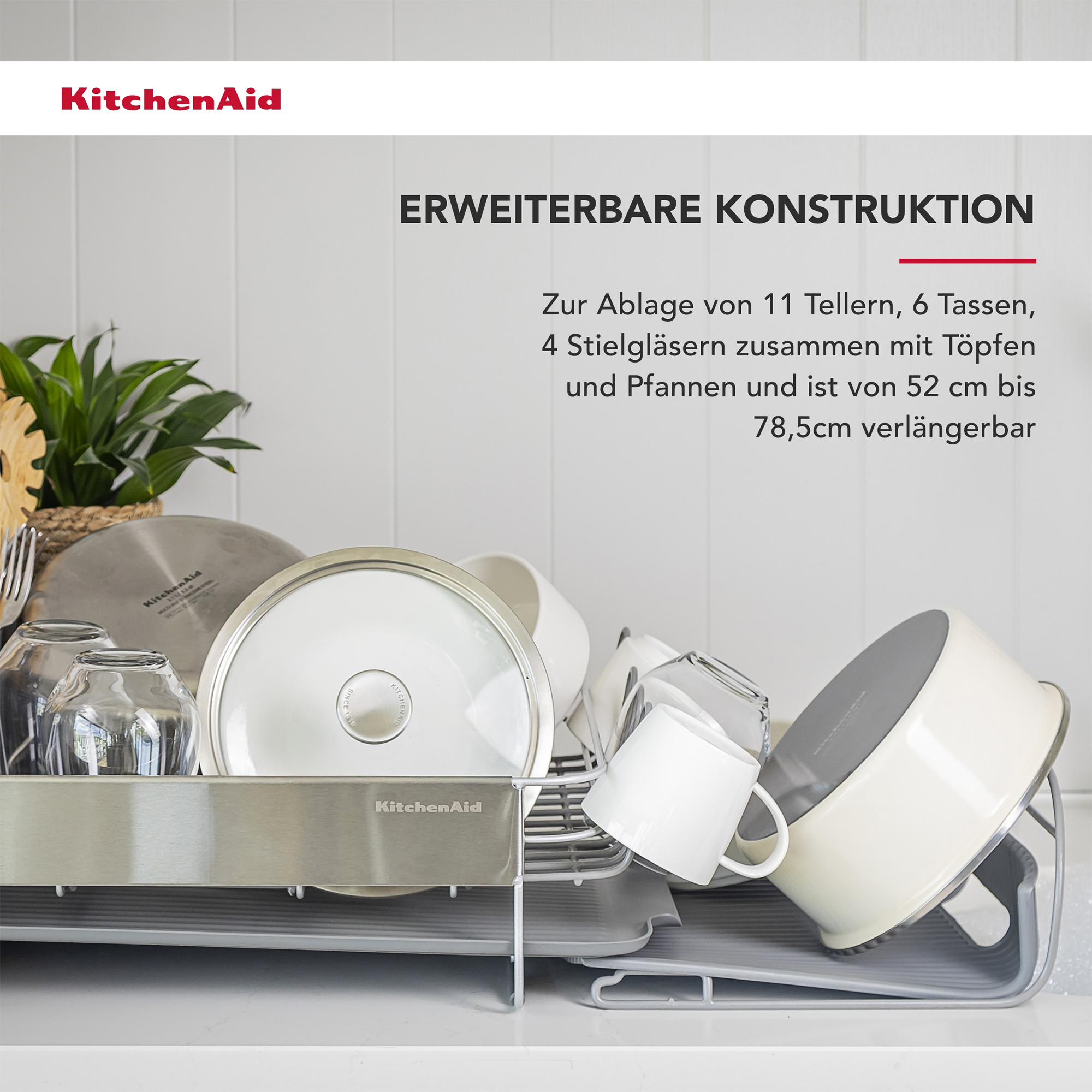 Ein KitchenAid Abtropfgestell mit Geschirr, Gläsern und Töpfen.